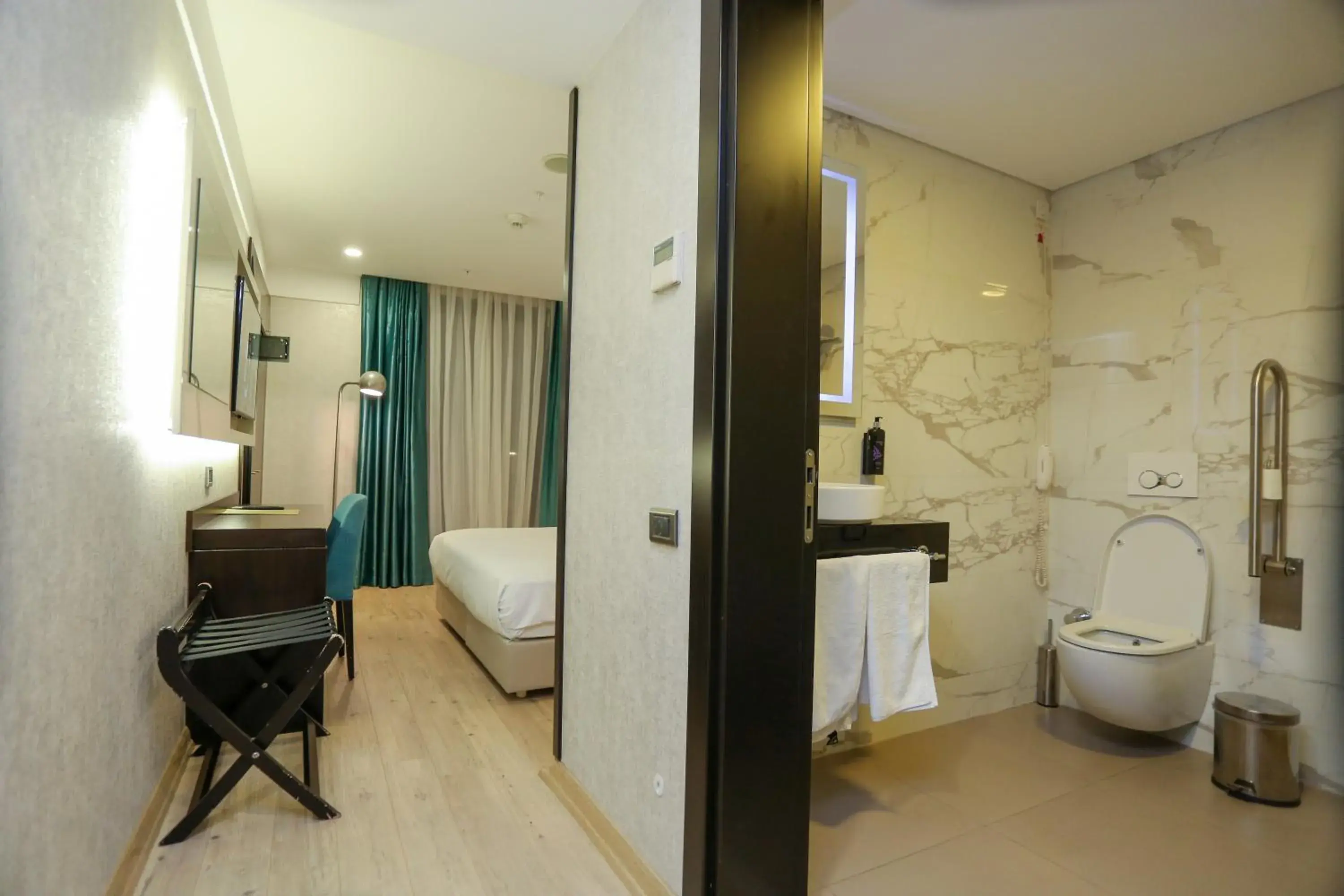 Toilet, Bed in Milord Hotel Toilet, Bed in Milord Hotel