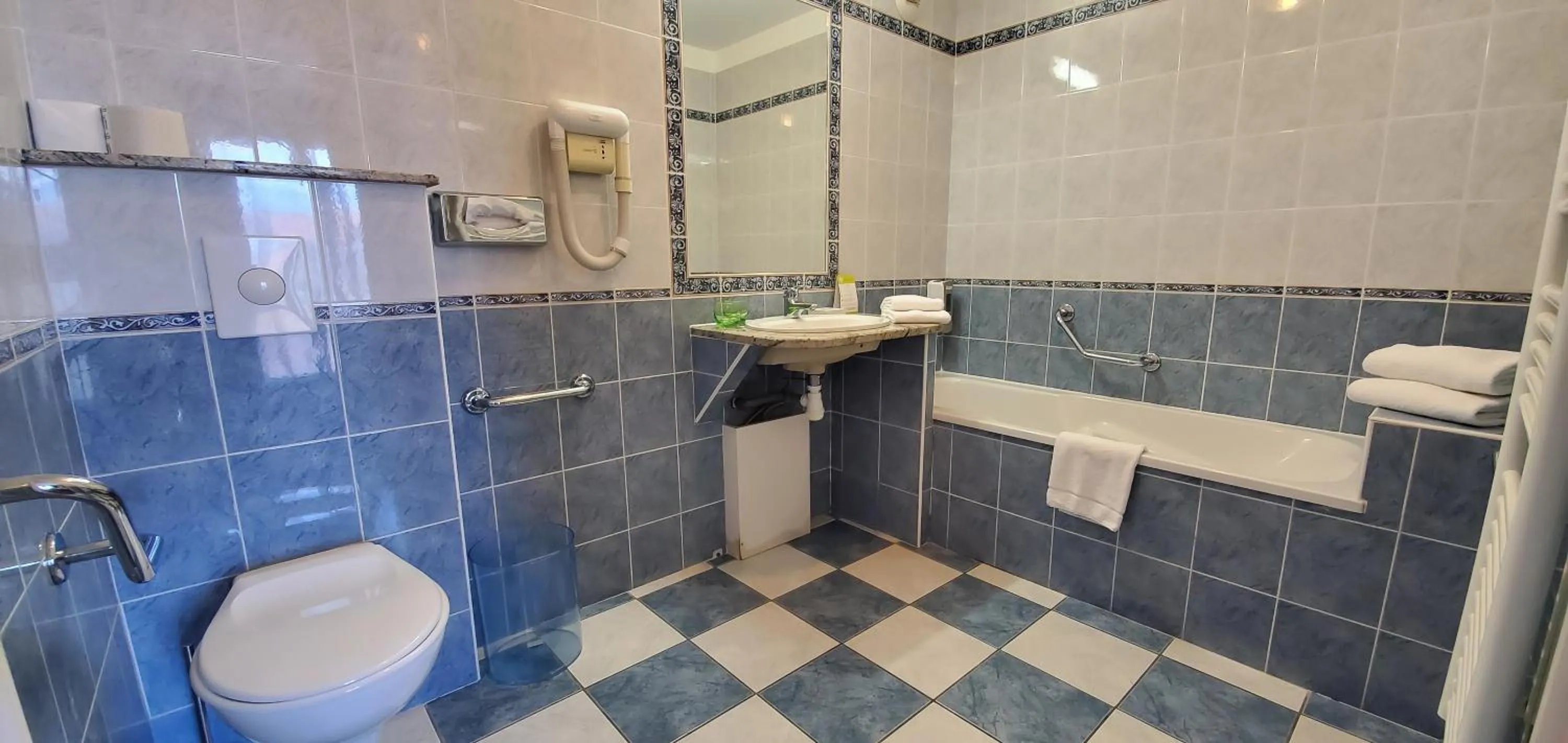 Shower in Hôtel Restaurant Atrachjata