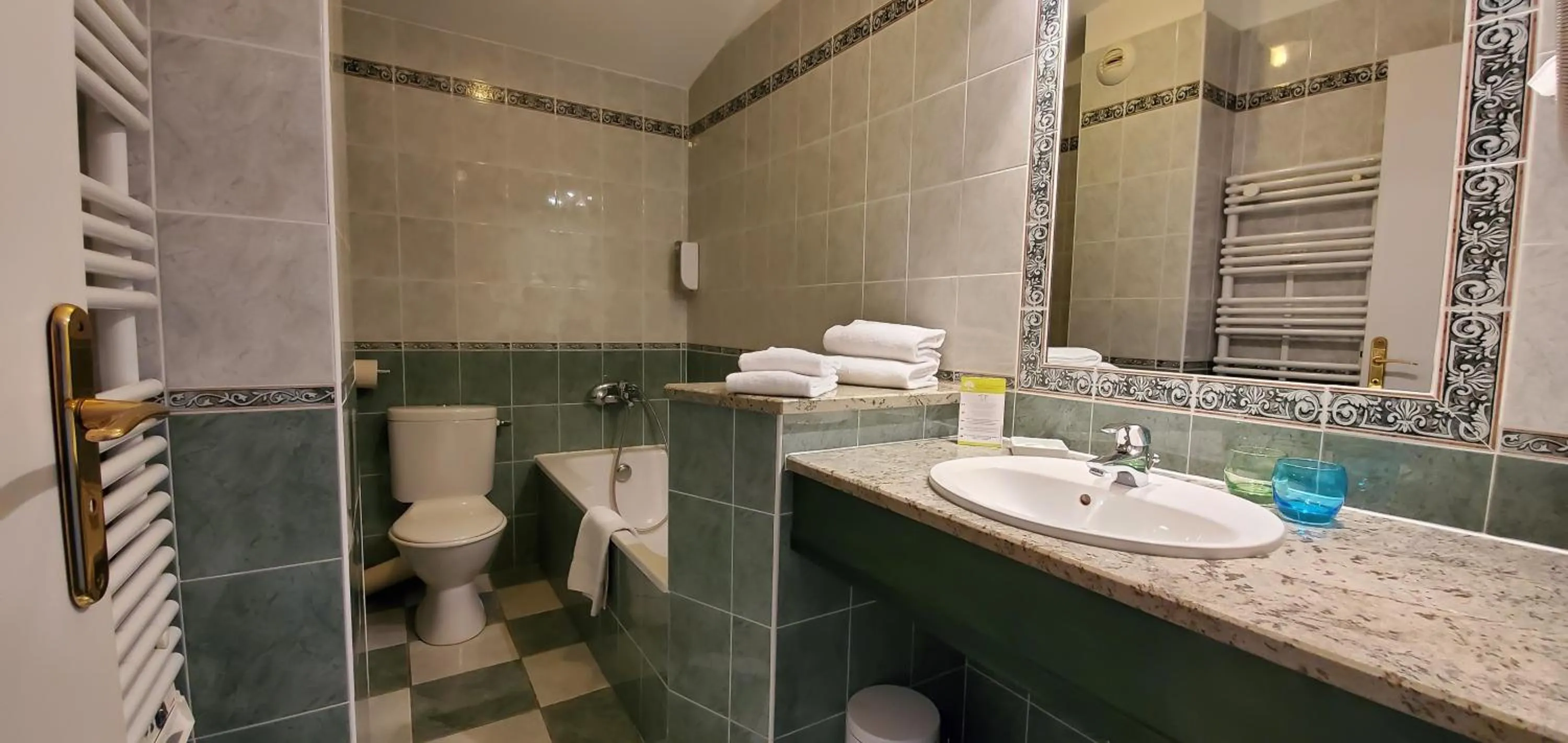 Shower in Hôtel Restaurant Atrachjata