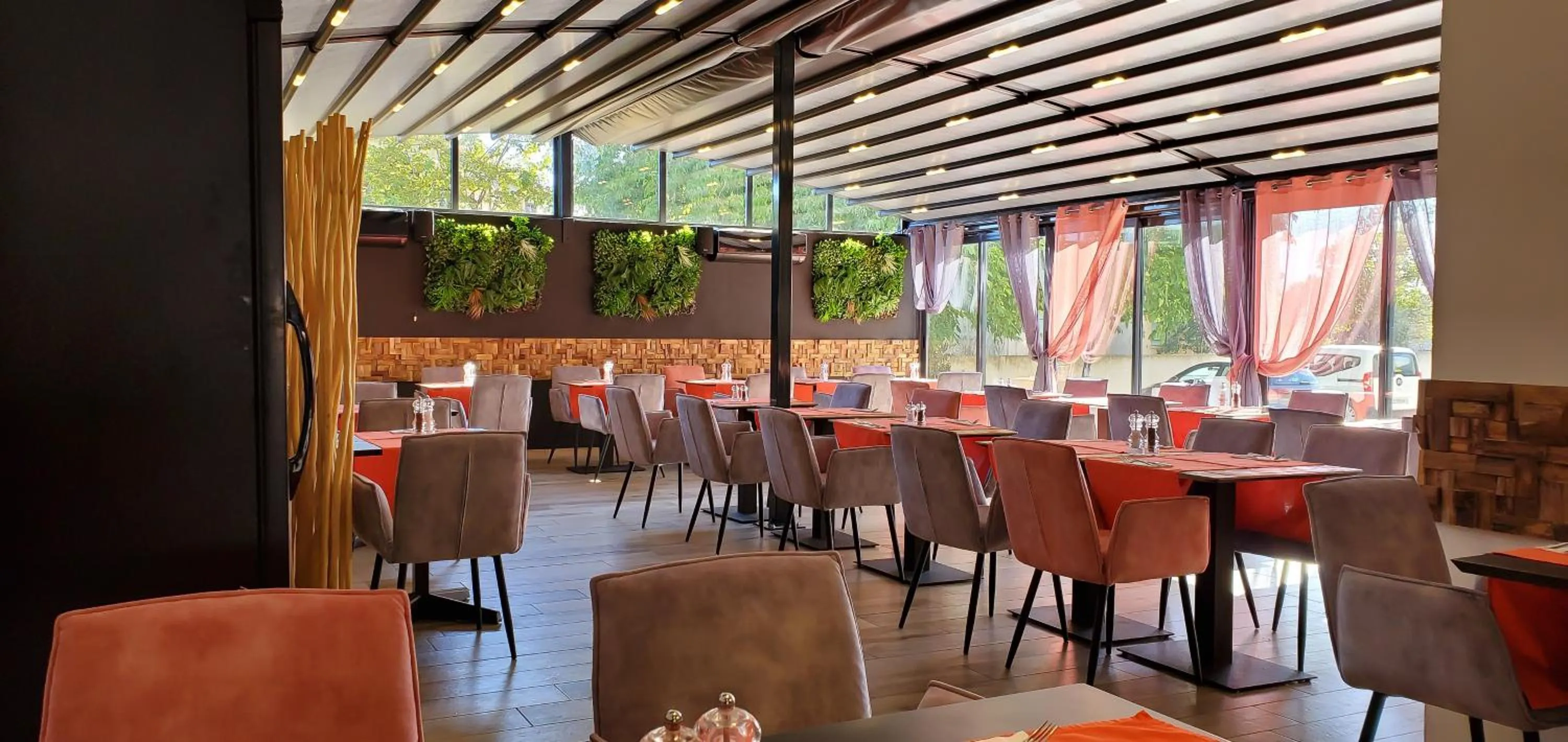 Restaurant/places to eat in Hôtel Restaurant Atrachjata