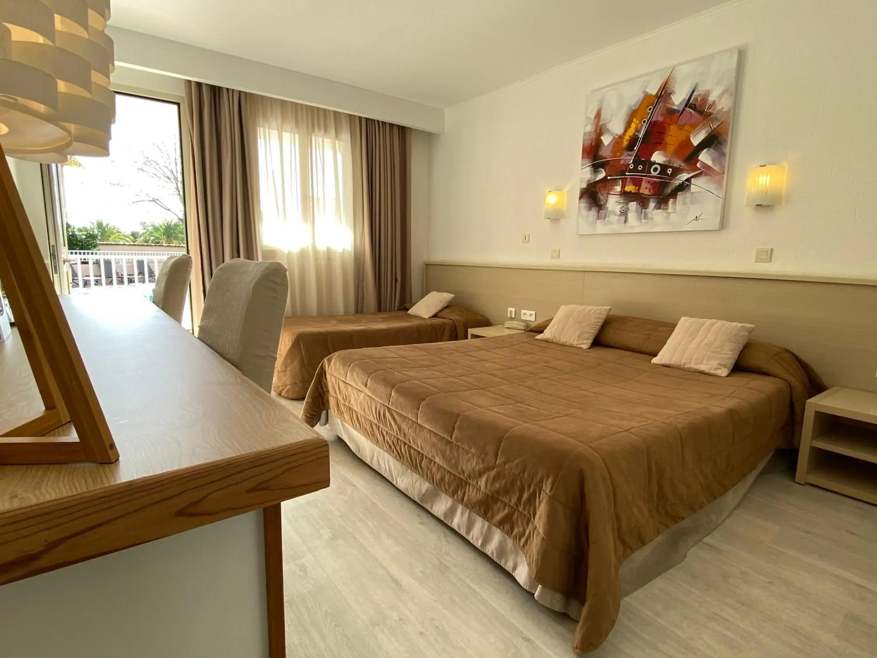 Triple Room - Pool Side in Hôtel Restaurant L' Empereur Triple Room - Pool Side in Hôtel Restaurant L' Empereur