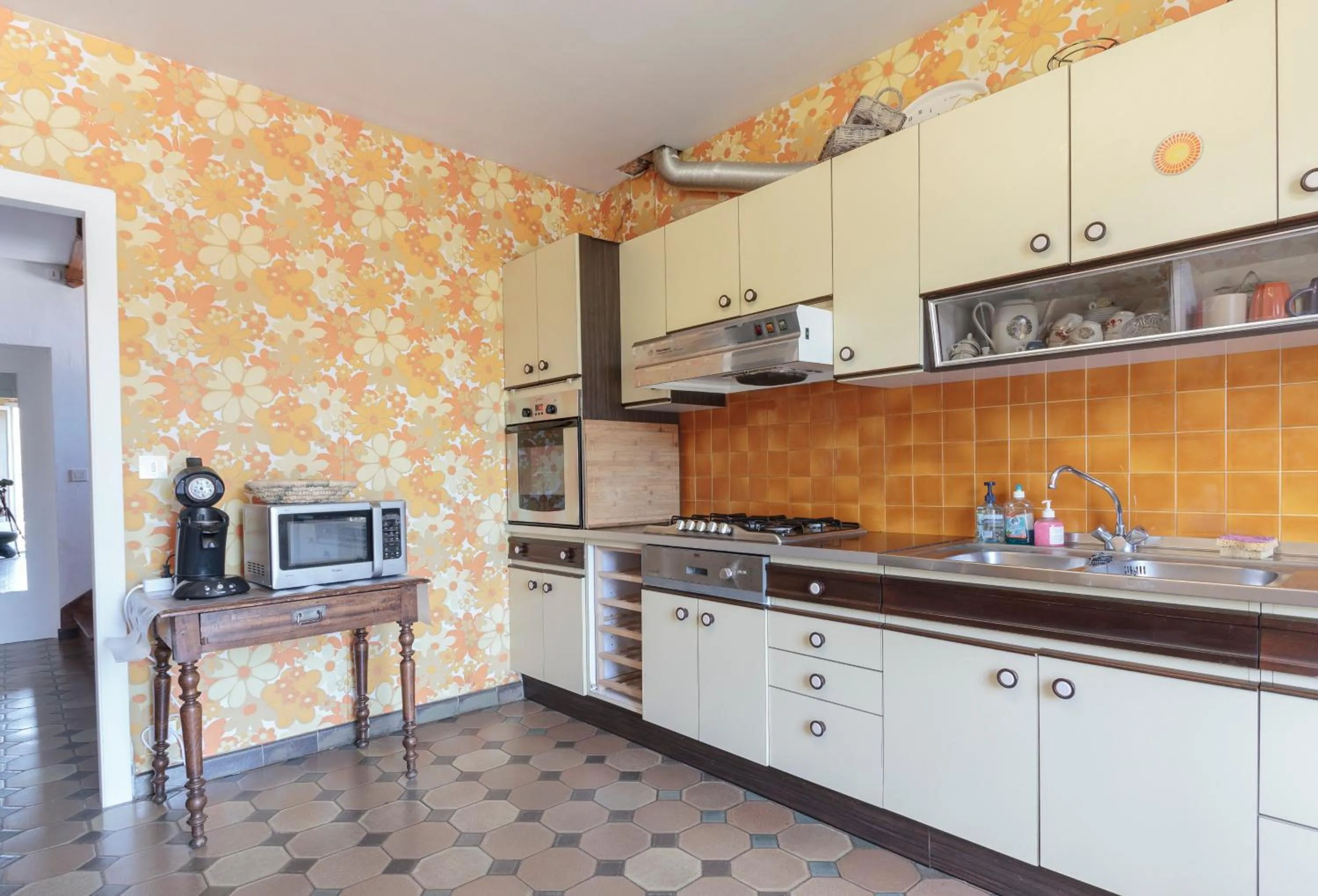 Communal kitchen in Villa Georges