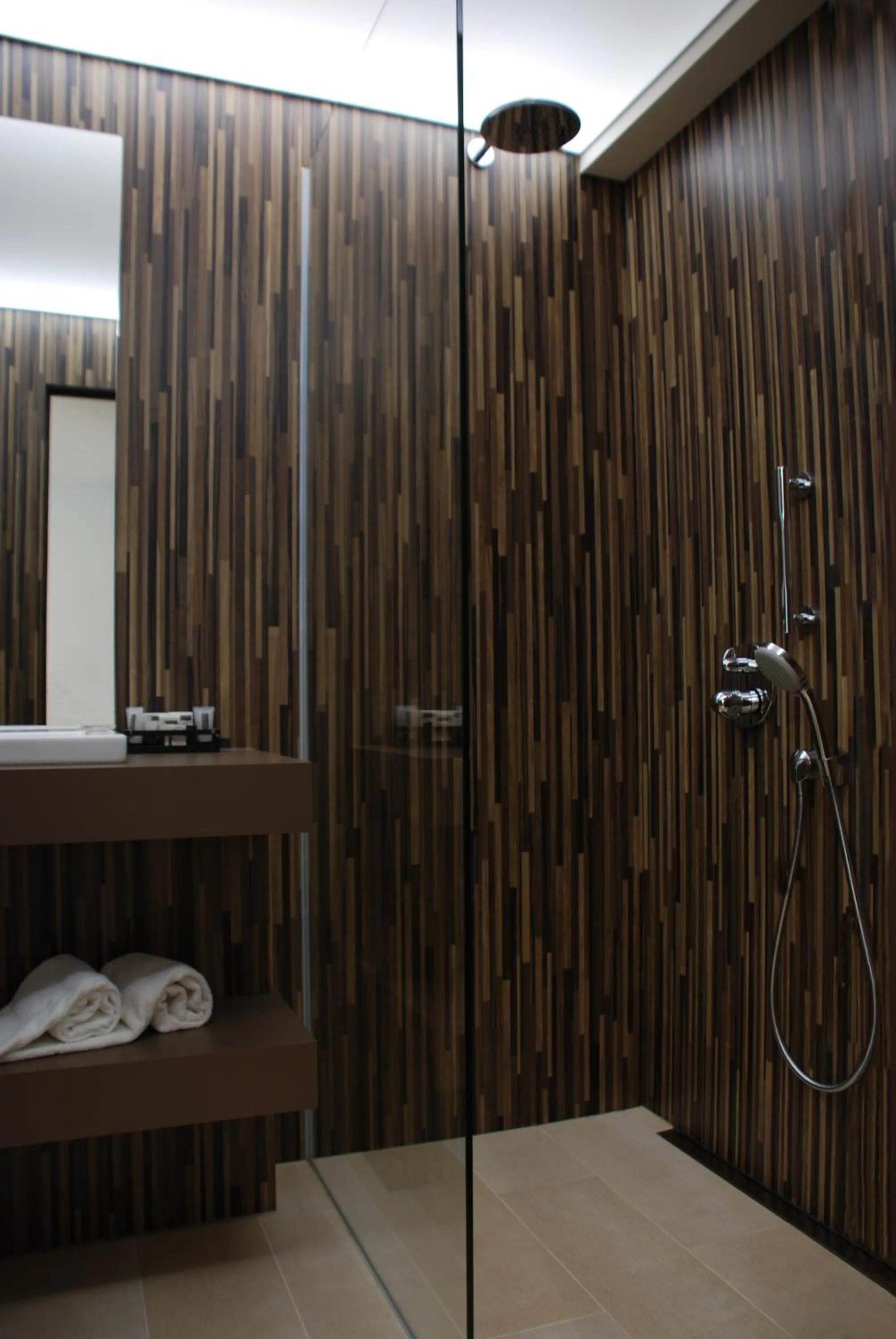 Shower in Flanders Hotel