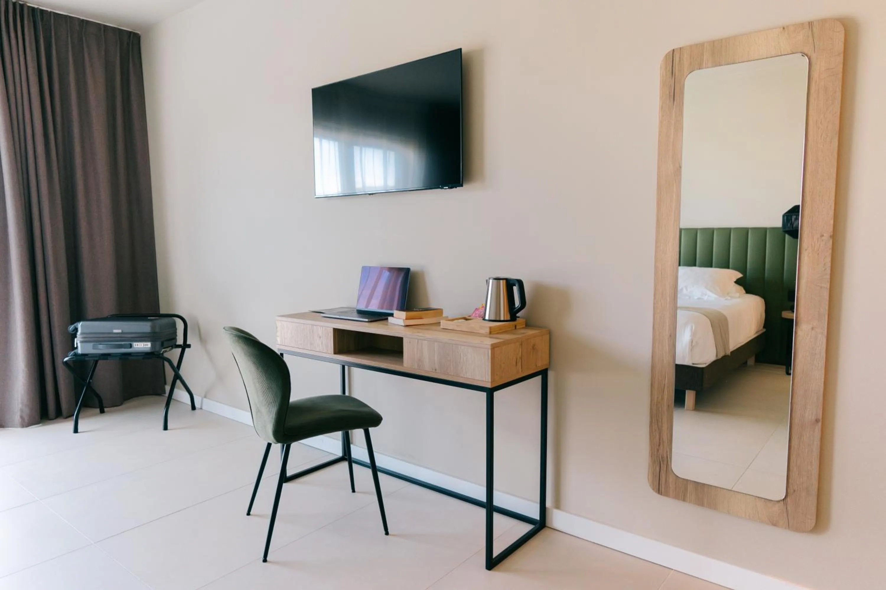 TV and multimedia, Bed in Hôtel Spa Restaurant La Madrague