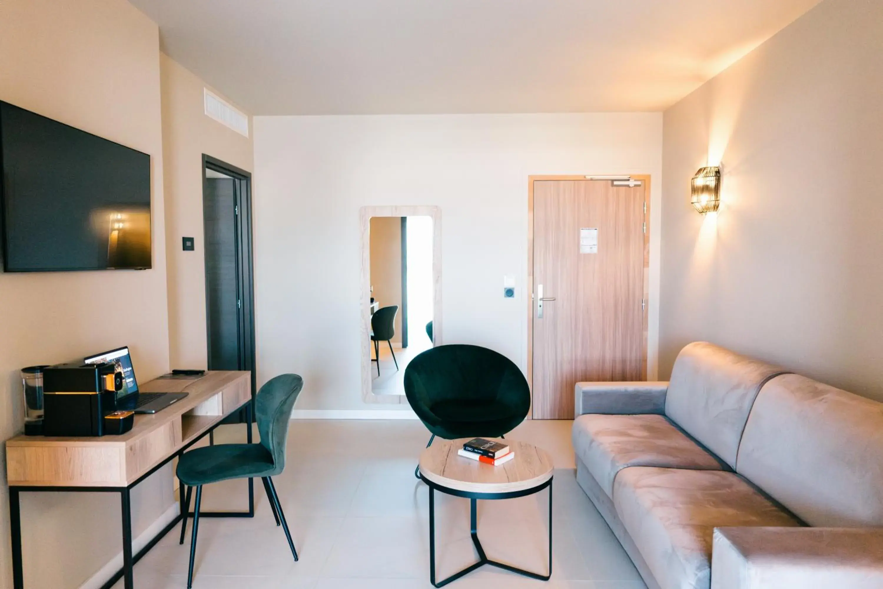 Living room in Hôtel Spa Restaurant La Madrague Living room in Hôtel Spa Restaurant La Madrague