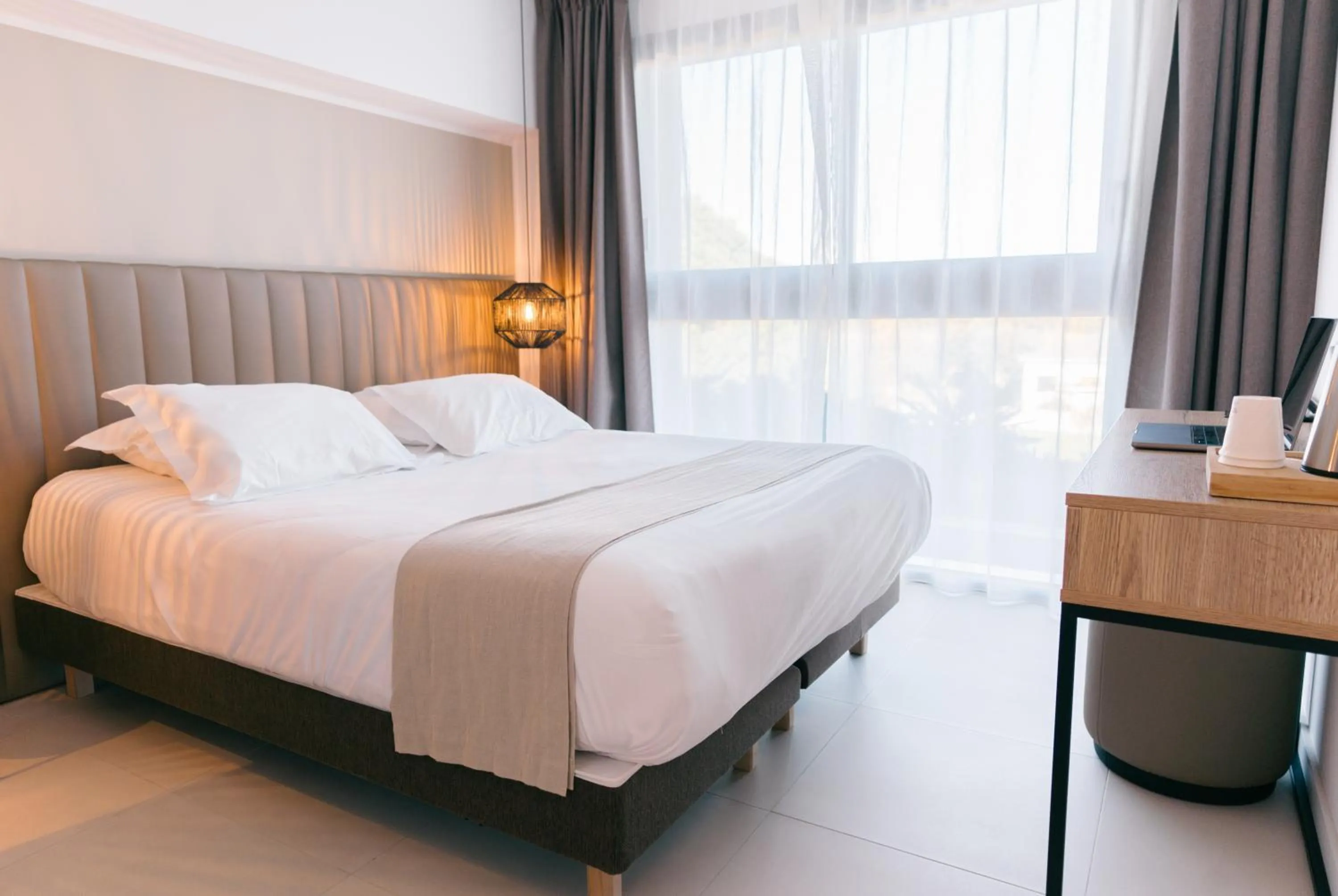 Bed in Hôtel Spa Restaurant La Madrague