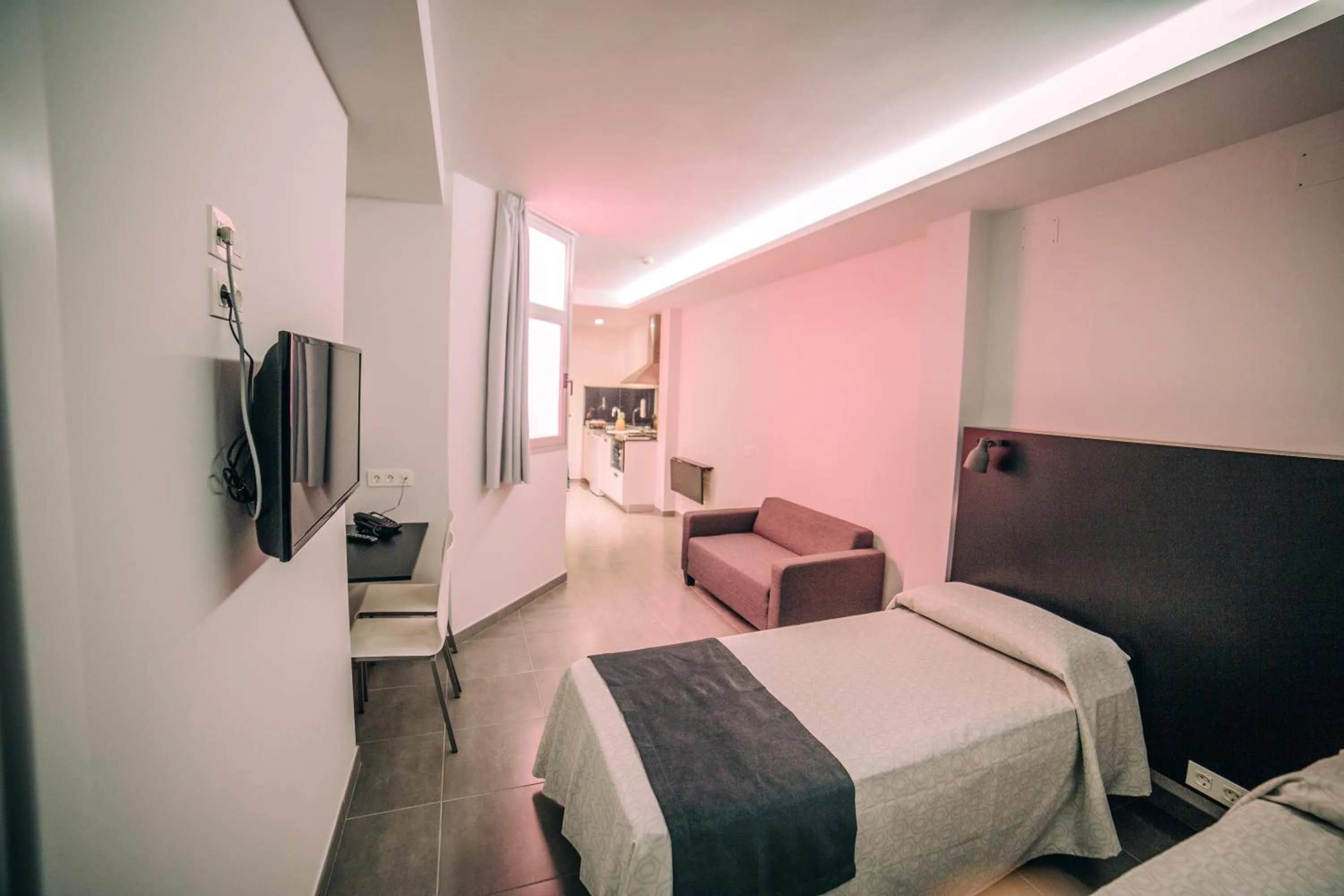 Photo of the whole room, Bed in Mannix Urban Apartments