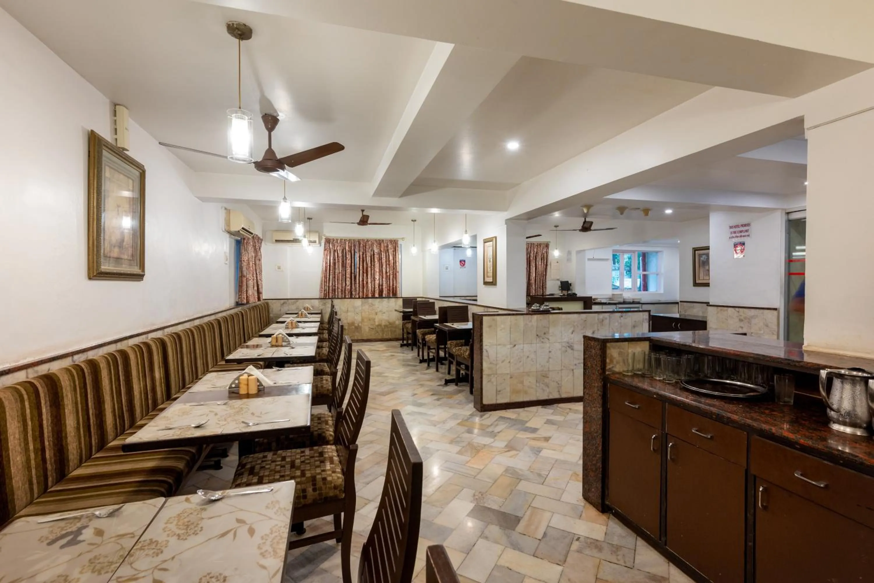 Restaurant/places to eat in Hotel Balwas International