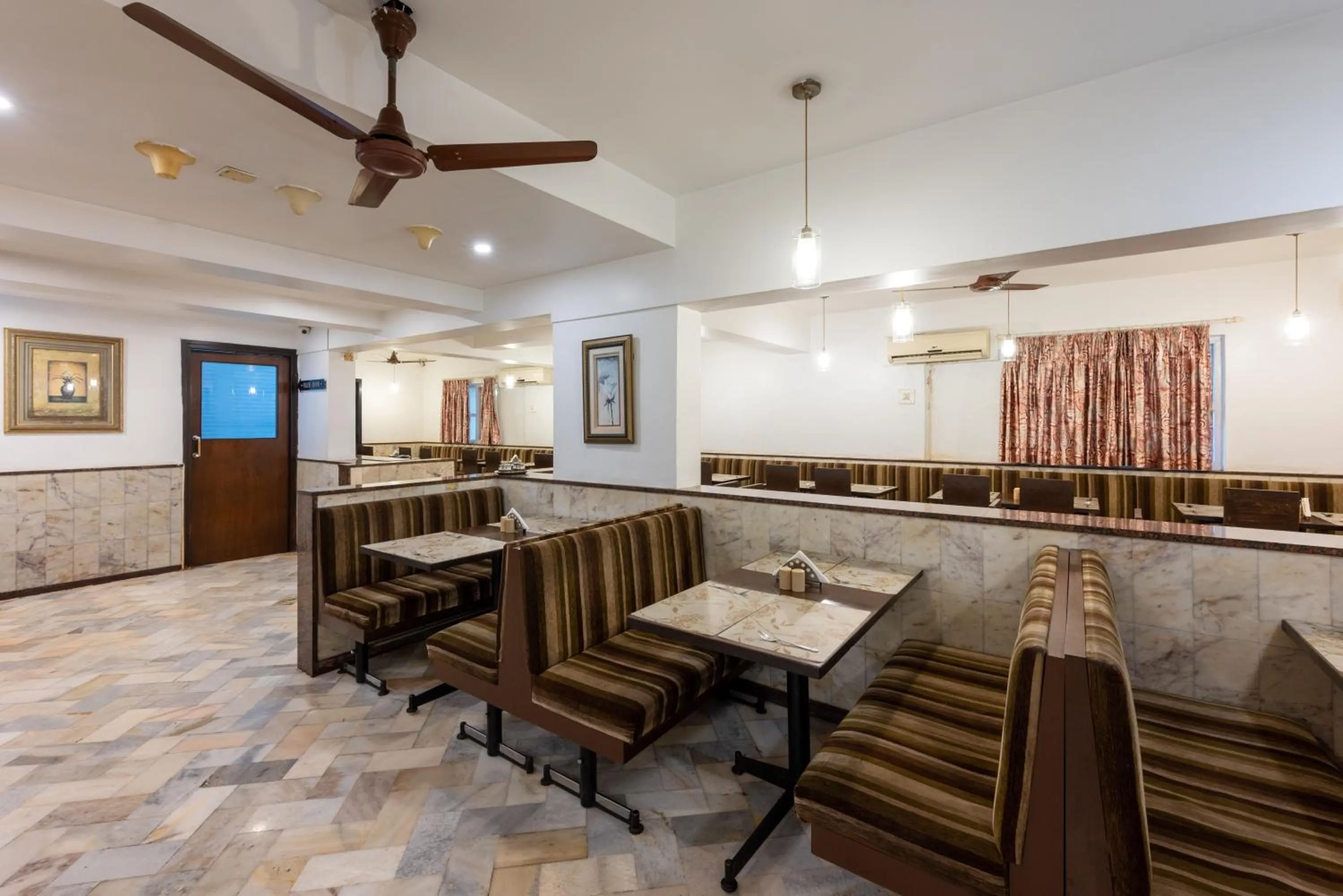 Restaurant/places to eat in Hotel Balwas International