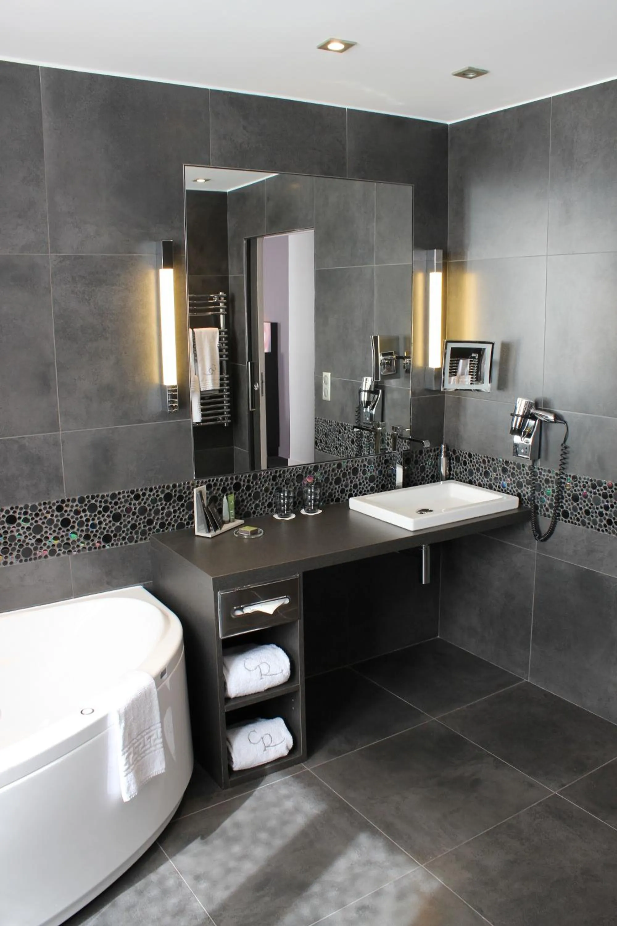 Bathroom in Chapeau Rouge par William Frachot - Hôtel Espace Bien-être & Restaurant étoilé