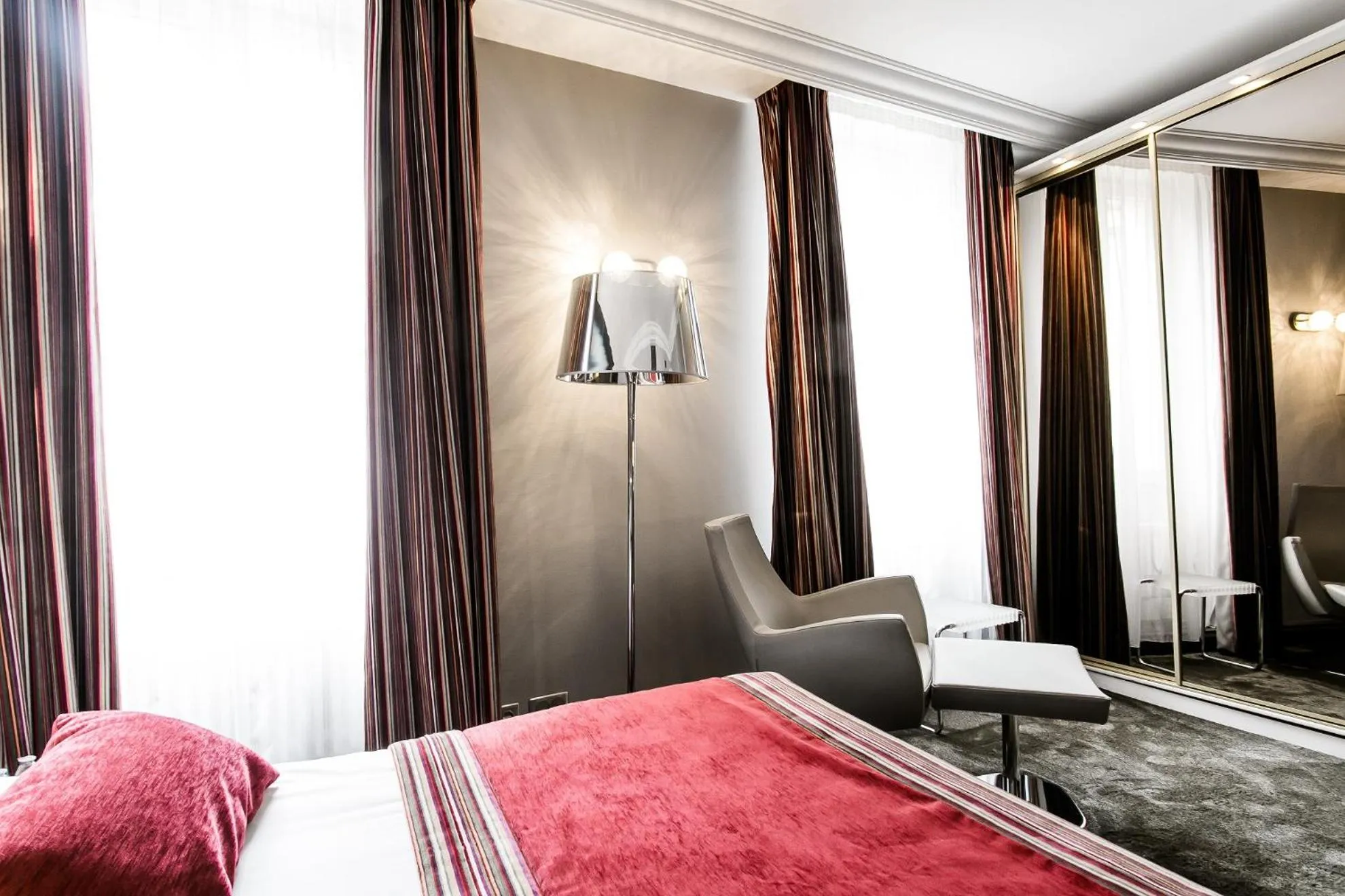 Photo of the whole room, Bed in Chapeau Rouge par William Frachot - Hôtel Espace Bien-être & Restaurant étoilé