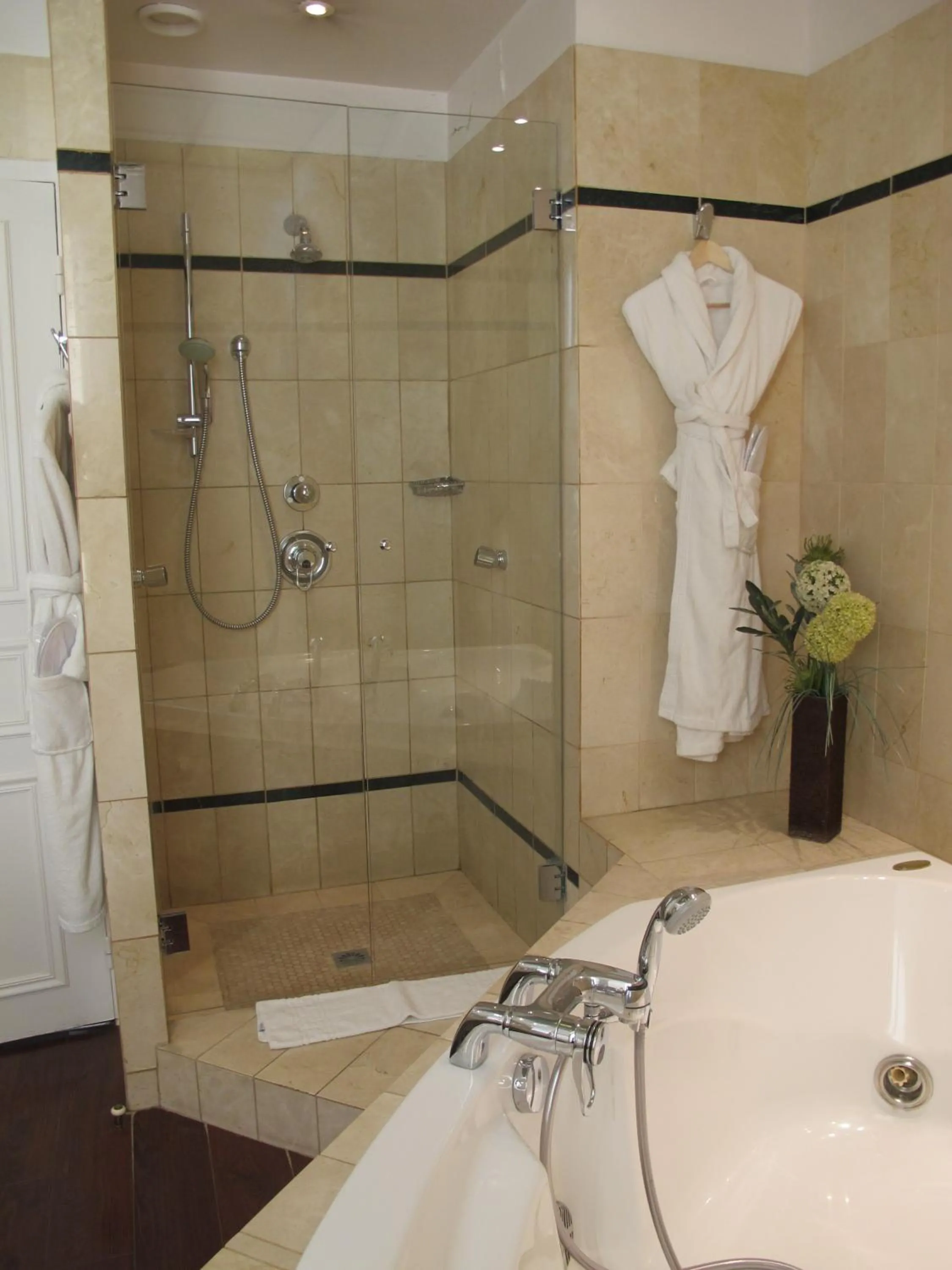 Hot Tub in Chapeau Rouge par William Frachot - Hôtel Espace Bien-être & Restaurant étoilé