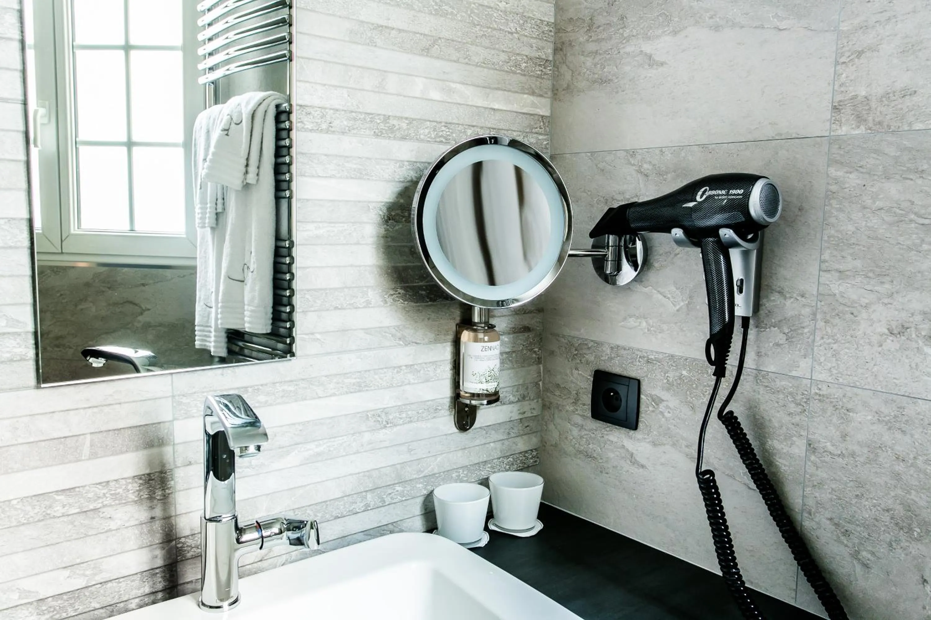 Bathroom in Chapeau Rouge par William Frachot - Hôtel Espace Bien-être & Restaurant étoilé