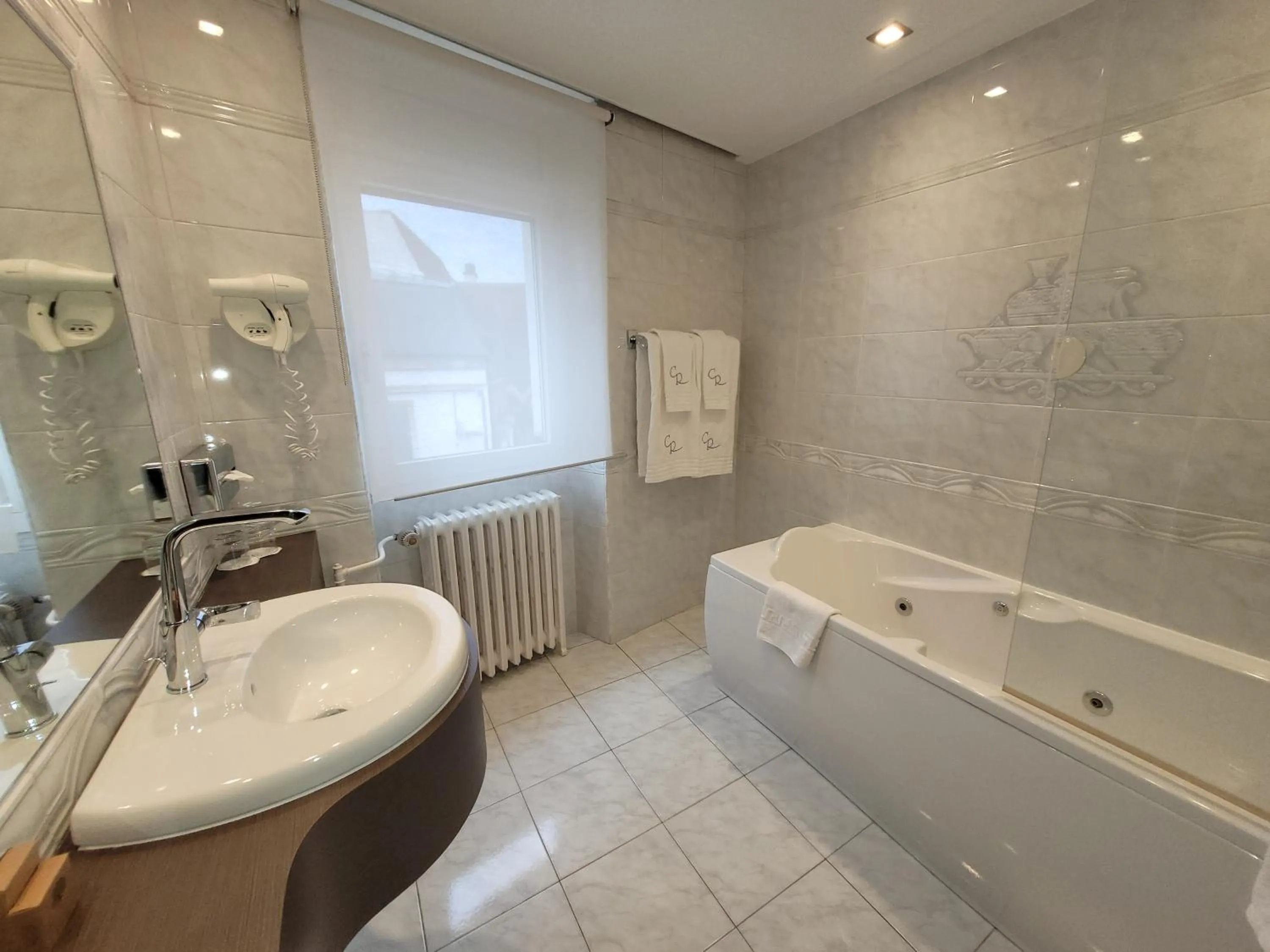 Bathroom in Chapeau Rouge par William Frachot - Hôtel Espace Bien-être & Restaurant étoilé