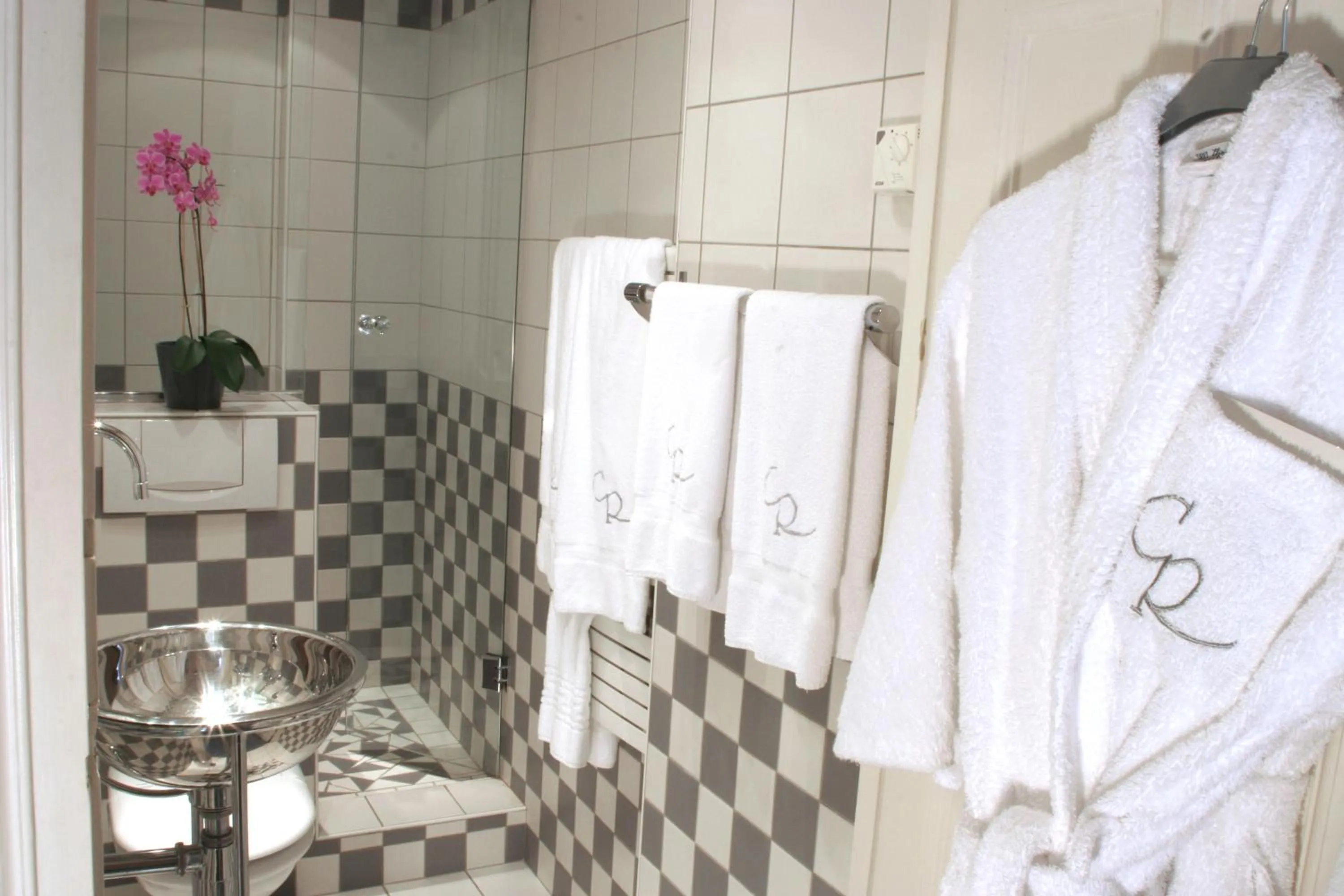 Bathroom in Chapeau Rouge par William Frachot - Hôtel Espace Bien-être & Restaurant étoilé