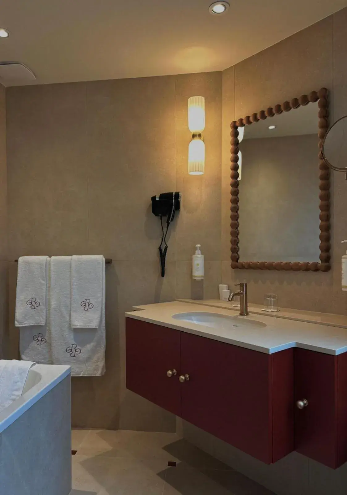 Bathroom in Chapeau Rouge par William Frachot - Hôtel Espace Bien-être & Restaurant étoilé Bathroom in Chapeau Rouge par William Frachot - Hôtel Espace Bien-être & Restaurant étoilé