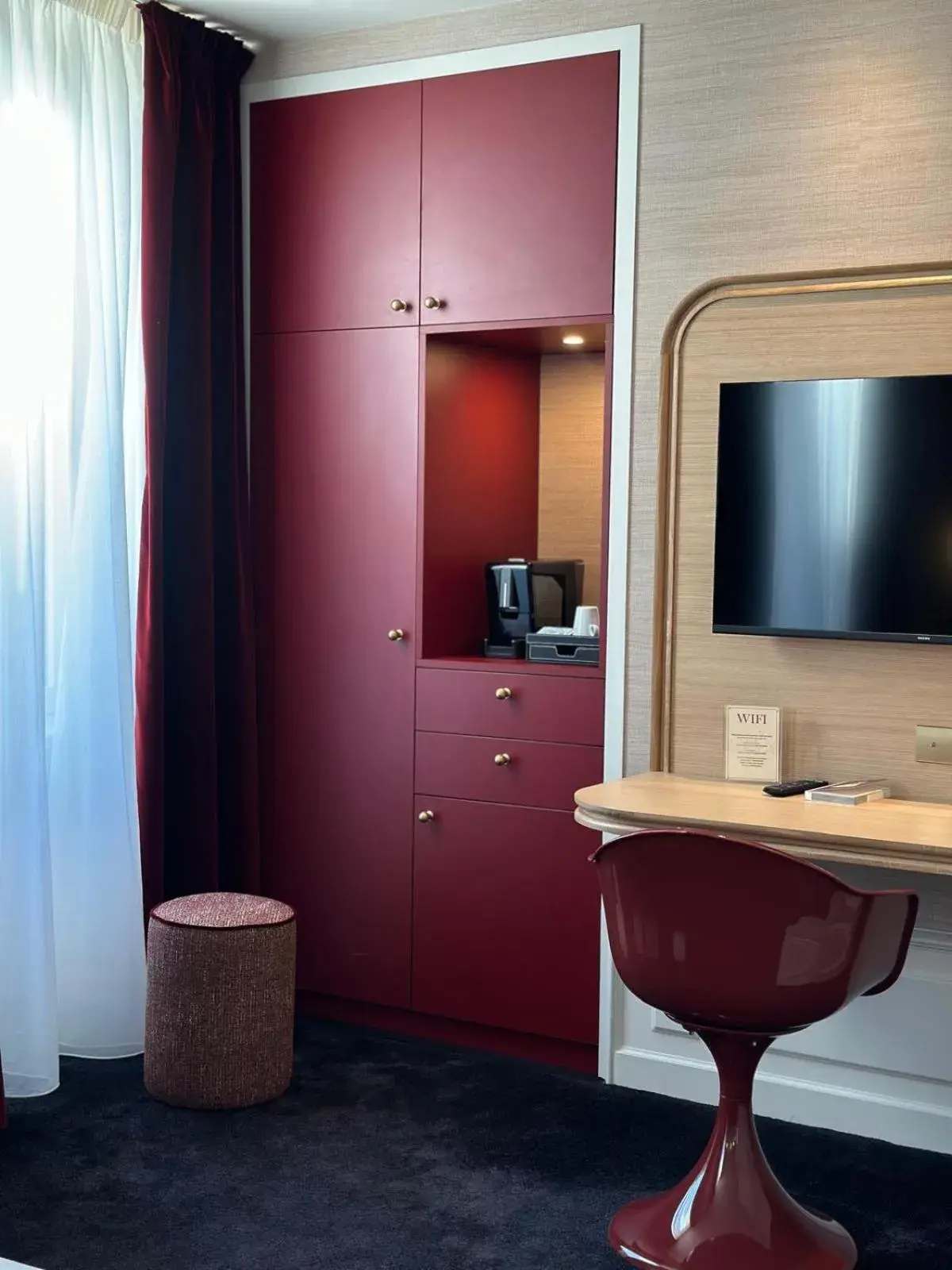 TV and multimedia in Chapeau Rouge par William Frachot - Hôtel Espace Bien-être & Restaurant étoilé TV and multimedia in Chapeau Rouge par William Frachot - Hôtel Espace Bien-être & Restaurant étoilé