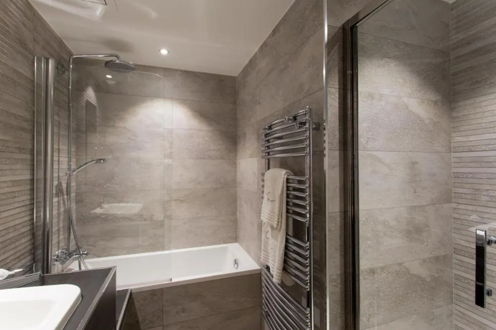 Bathroom in Chapeau Rouge par William Frachot - Hôtel Espace Bien-être & Restaurant étoilé