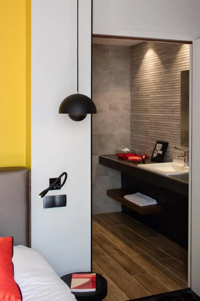 Bathroom in Chapeau Rouge par William Frachot - Hôtel Espace Bien-être & Restaurant étoilé