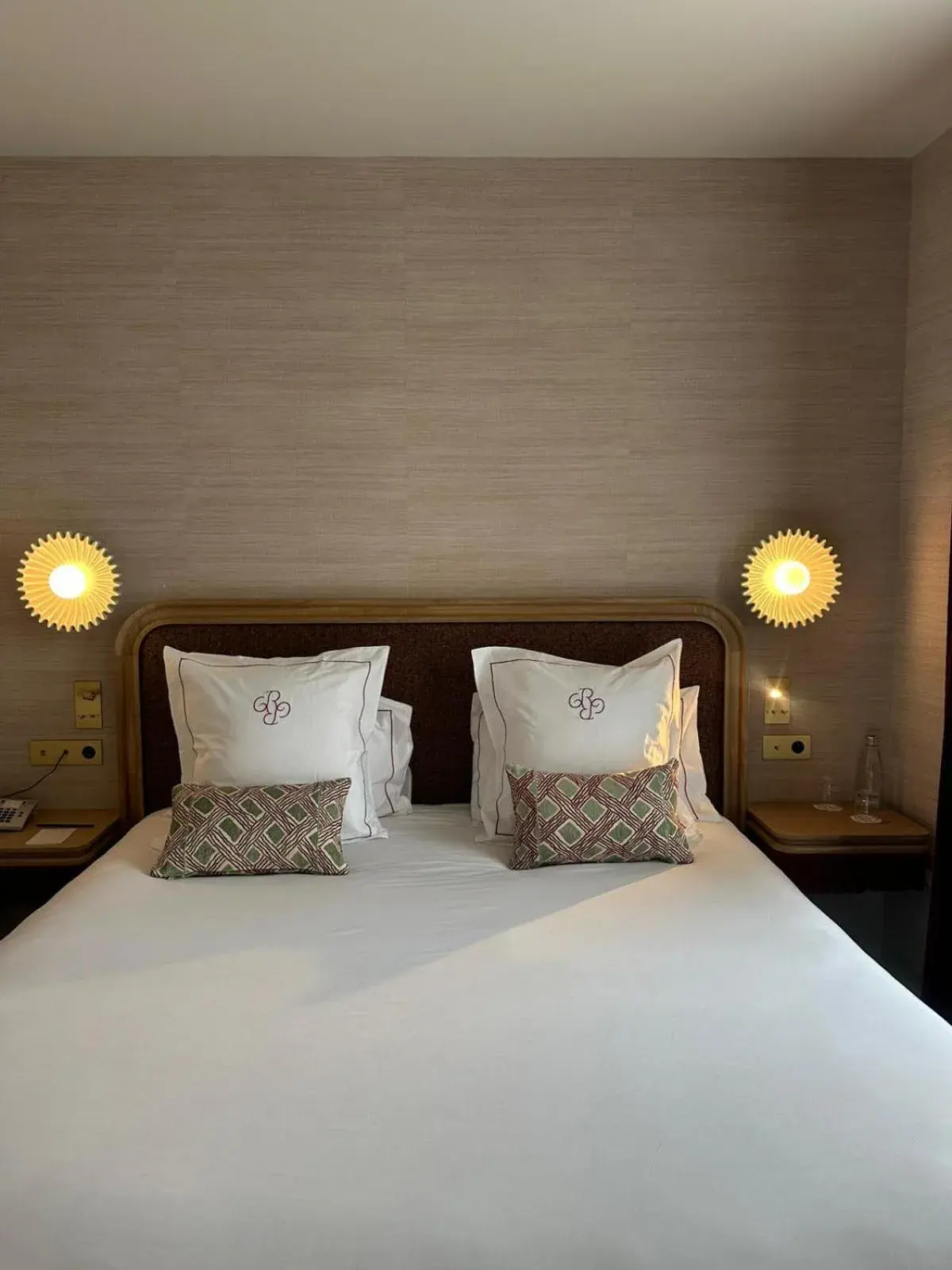 Bedroom, Bed in Chapeau Rouge par William Frachot - Hôtel Espace Bien-être & Restaurant étoilé Bedroom, Bed in Chapeau Rouge par William Frachot - Hôtel Espace Bien-être & Restaurant étoilé