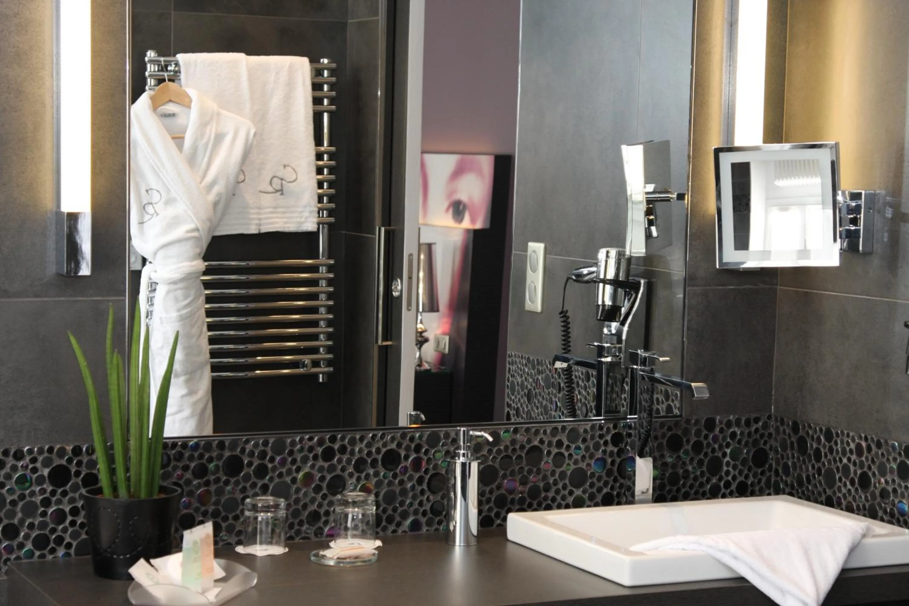 Bathroom in Chapeau Rouge par William Frachot - Hôtel Espace Bien-être & Restaurant étoilé