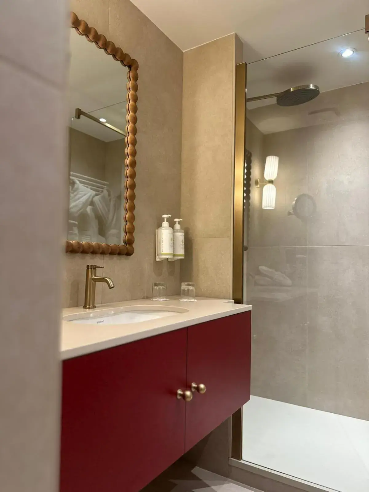 Bathroom in Chapeau Rouge par William Frachot - Hôtel Espace Bien-être & Restaurant étoilé Bathroom in Chapeau Rouge par William Frachot - Hôtel Espace Bien-être & Restaurant étoilé