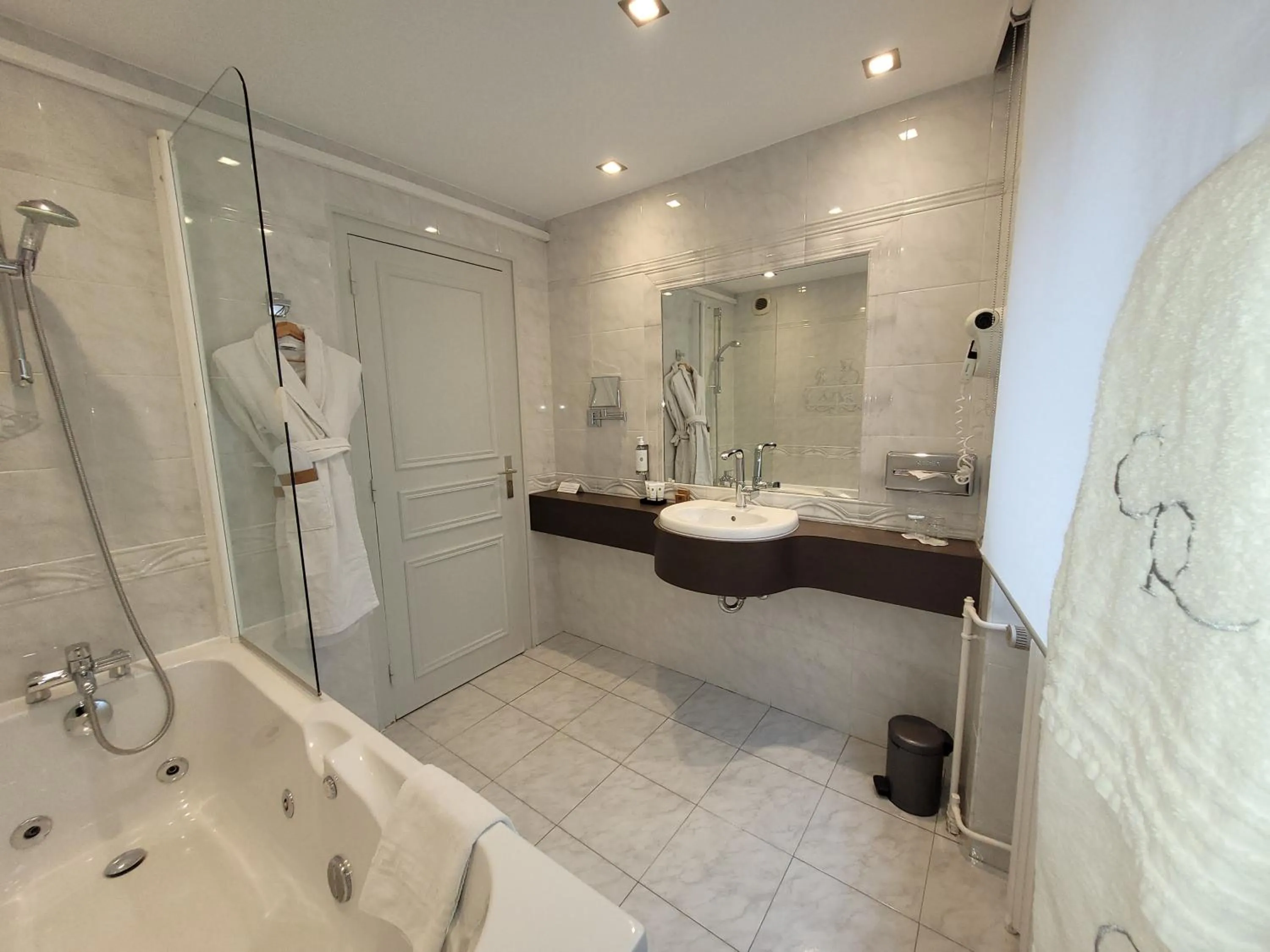 Bathroom in Chapeau Rouge par William Frachot - Hôtel Espace Bien-être & Restaurant étoilé