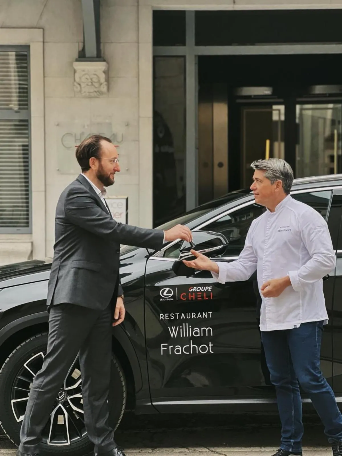 Parking in Chapeau Rouge par William Frachot - Hôtel Espace Bien-être & Restaurant étoilé