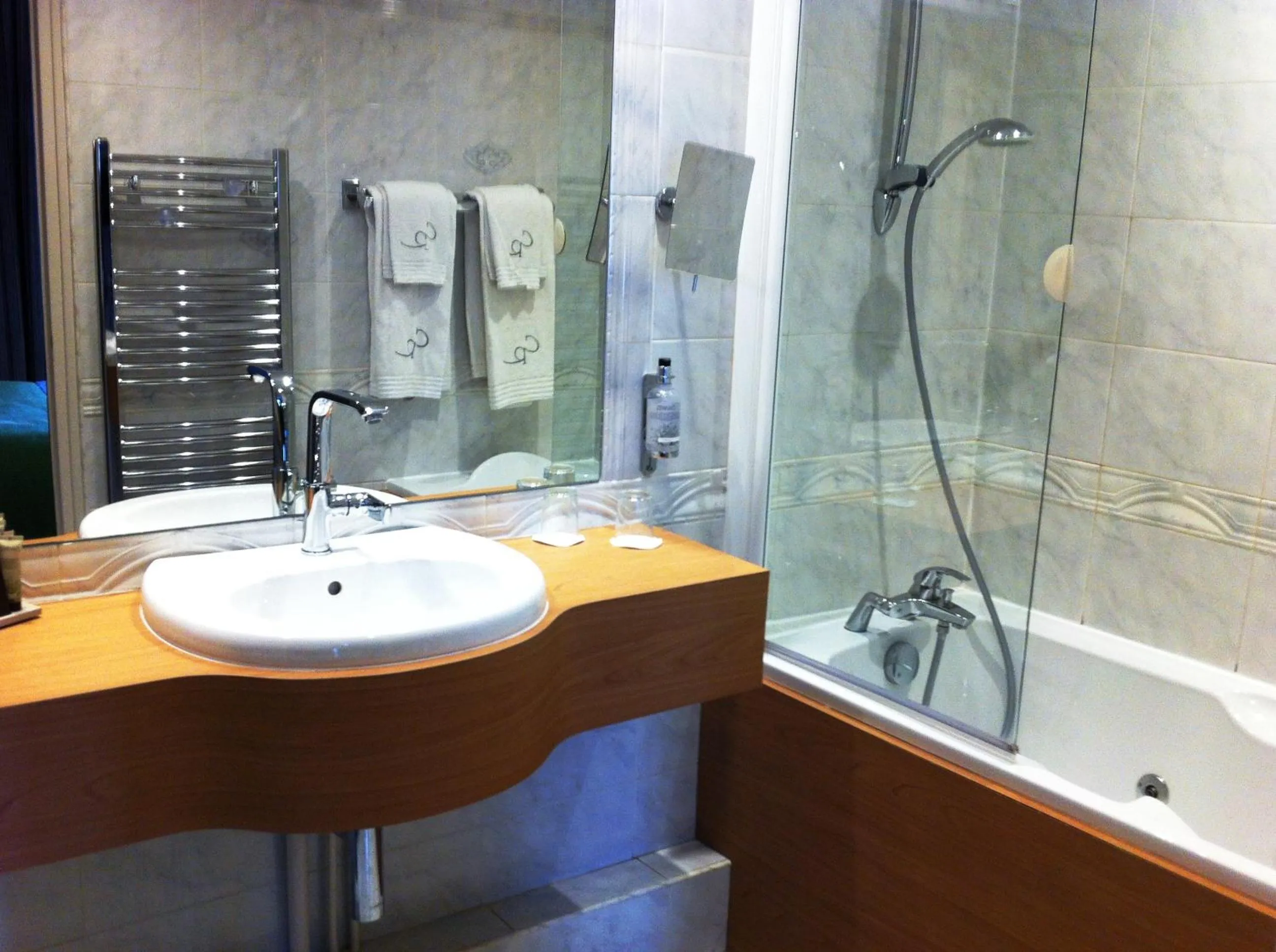 Bathroom in Chapeau Rouge par William Frachot - Hôtel Espace Bien-être & Restaurant étoilé