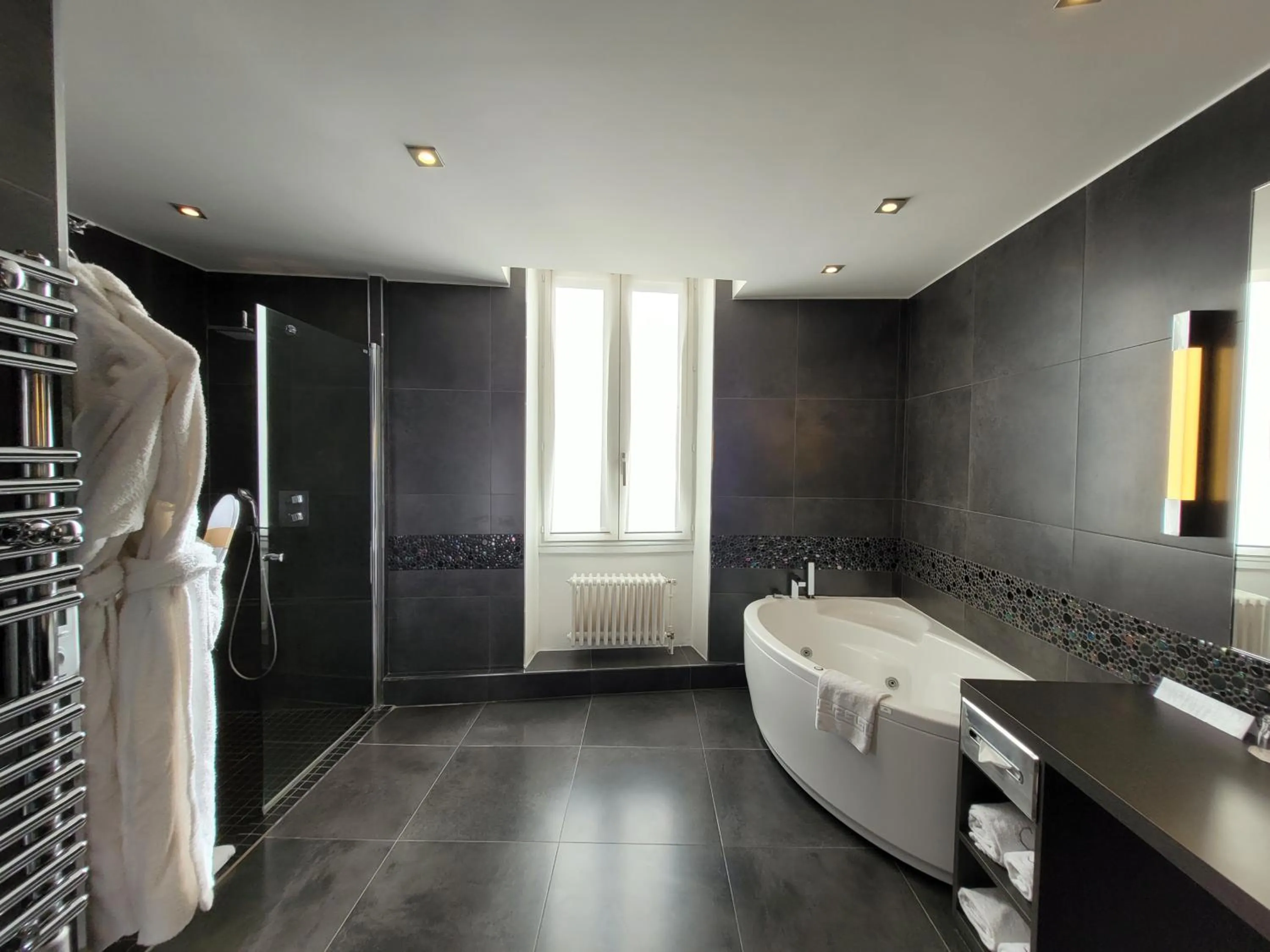 Bathroom in Chapeau Rouge par William Frachot - Hôtel Espace Bien-être & Restaurant étoilé