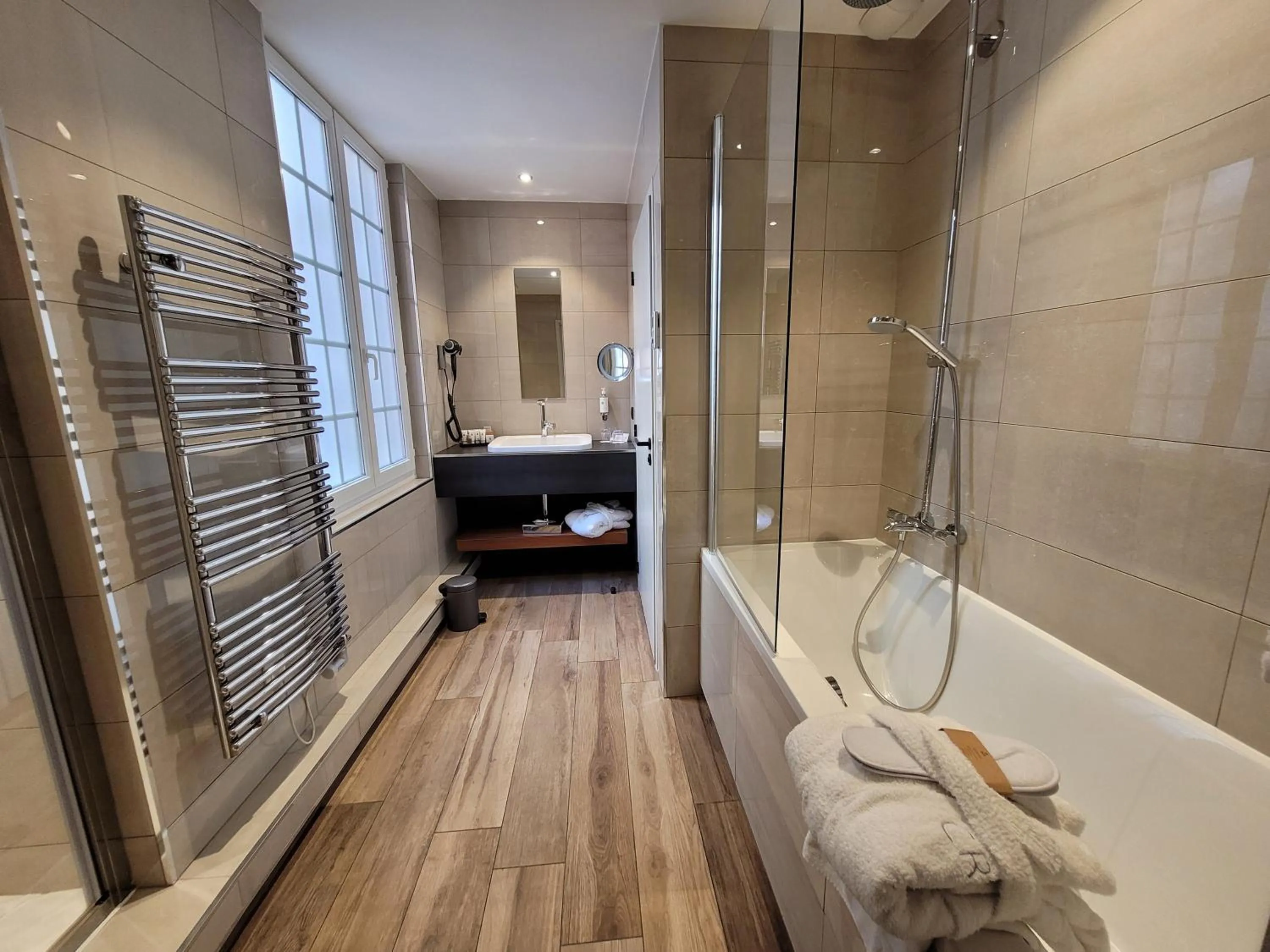 Bathroom in Chapeau Rouge par William Frachot - Hôtel Espace Bien-être & Restaurant étoilé