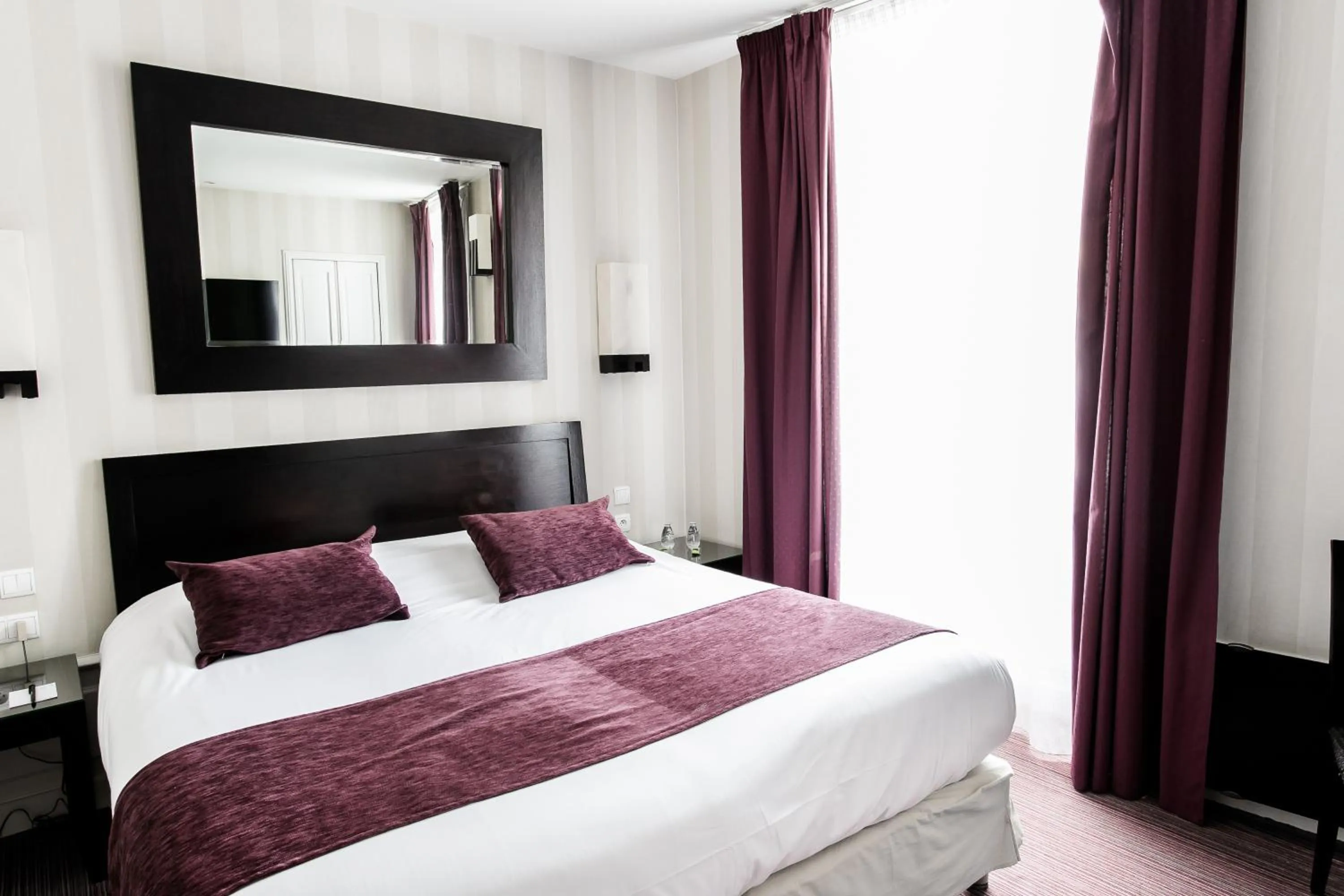 Bedroom, Bed in Chapeau Rouge par William Frachot - Hôtel Espace Bien-être & Restaurant étoilé