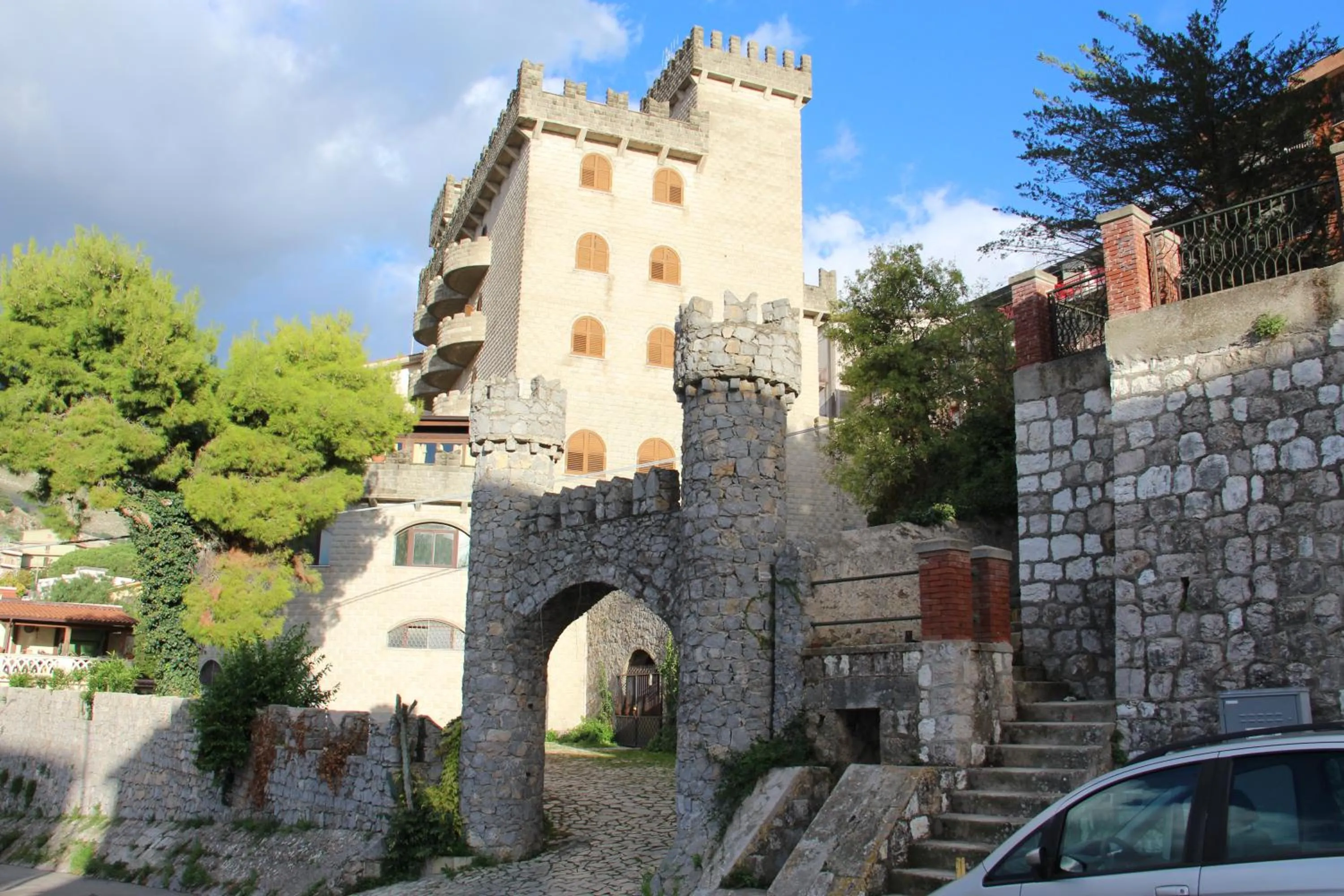 Parking in Hotel Castello di Giuliano