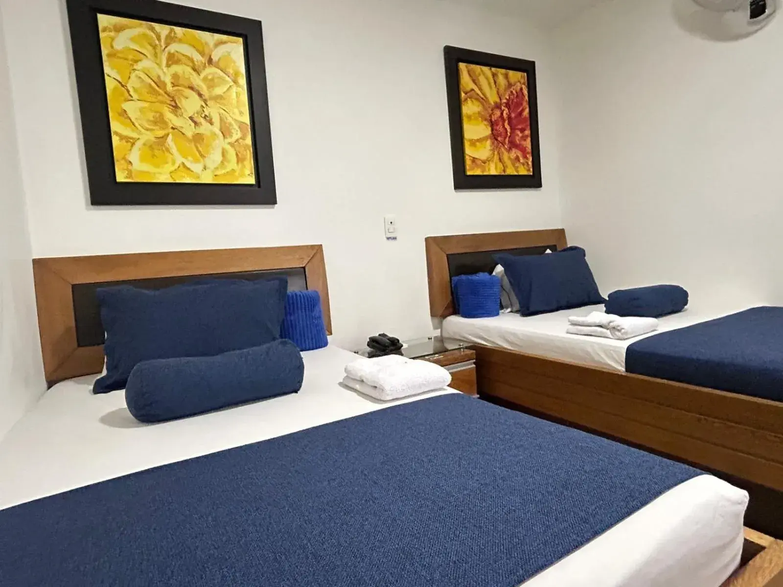 Twin Room in Hotel Monarca Twin Room in Hotel Monarca
