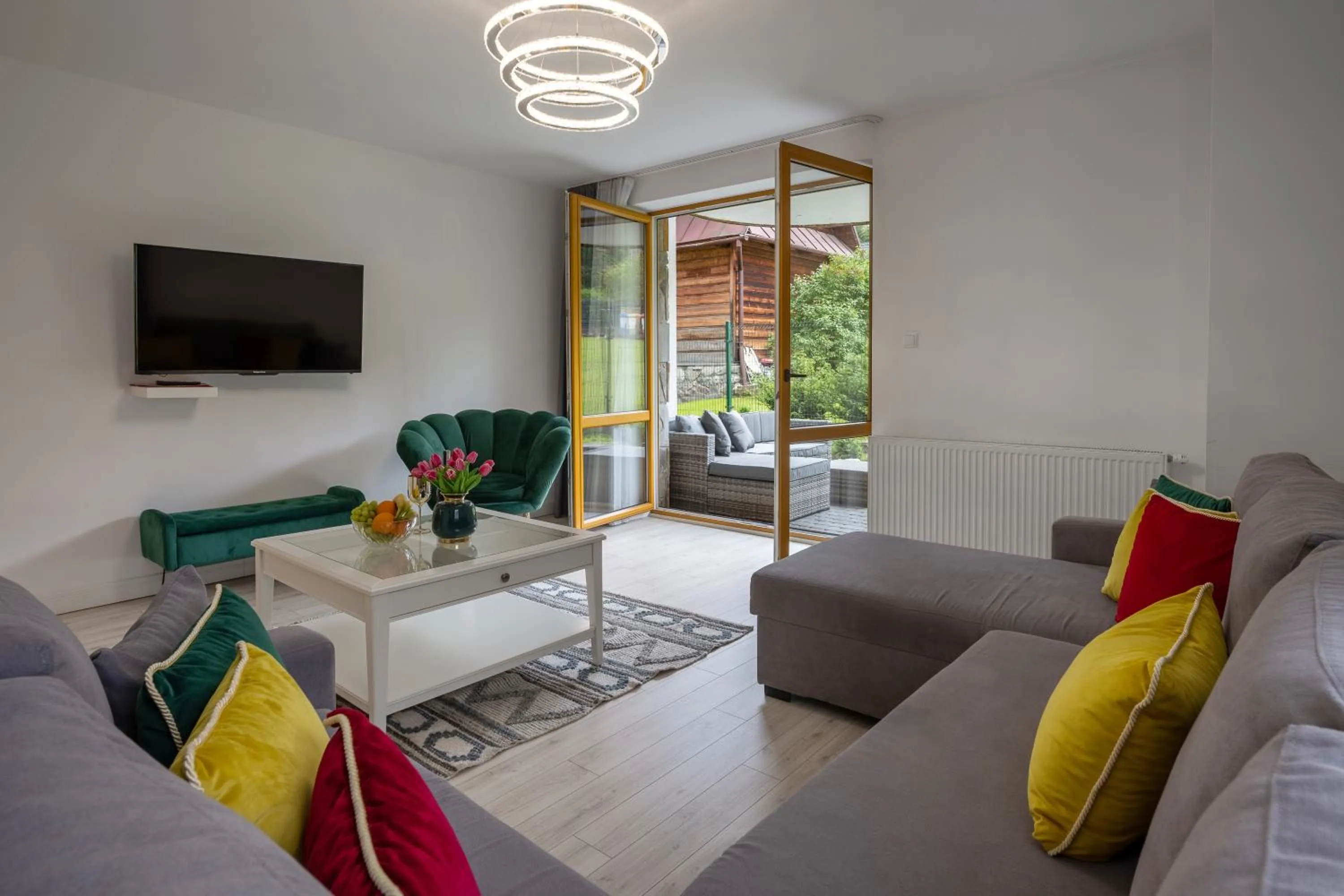 Communal lounge/ TV room, Bed in Bory6a Apartamenty & Free Parking