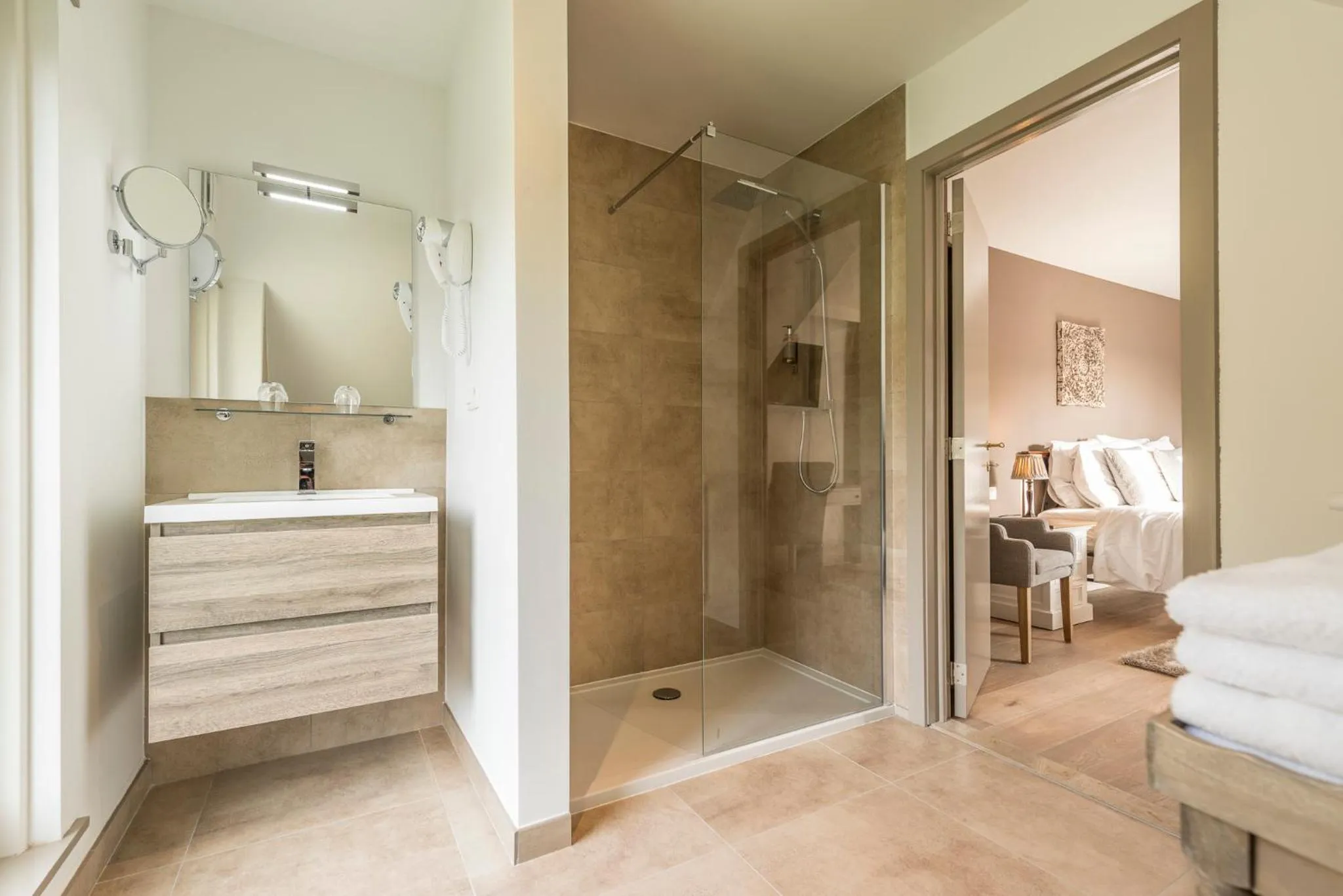 Shower, Bed in Charmehotel Klokkenhof