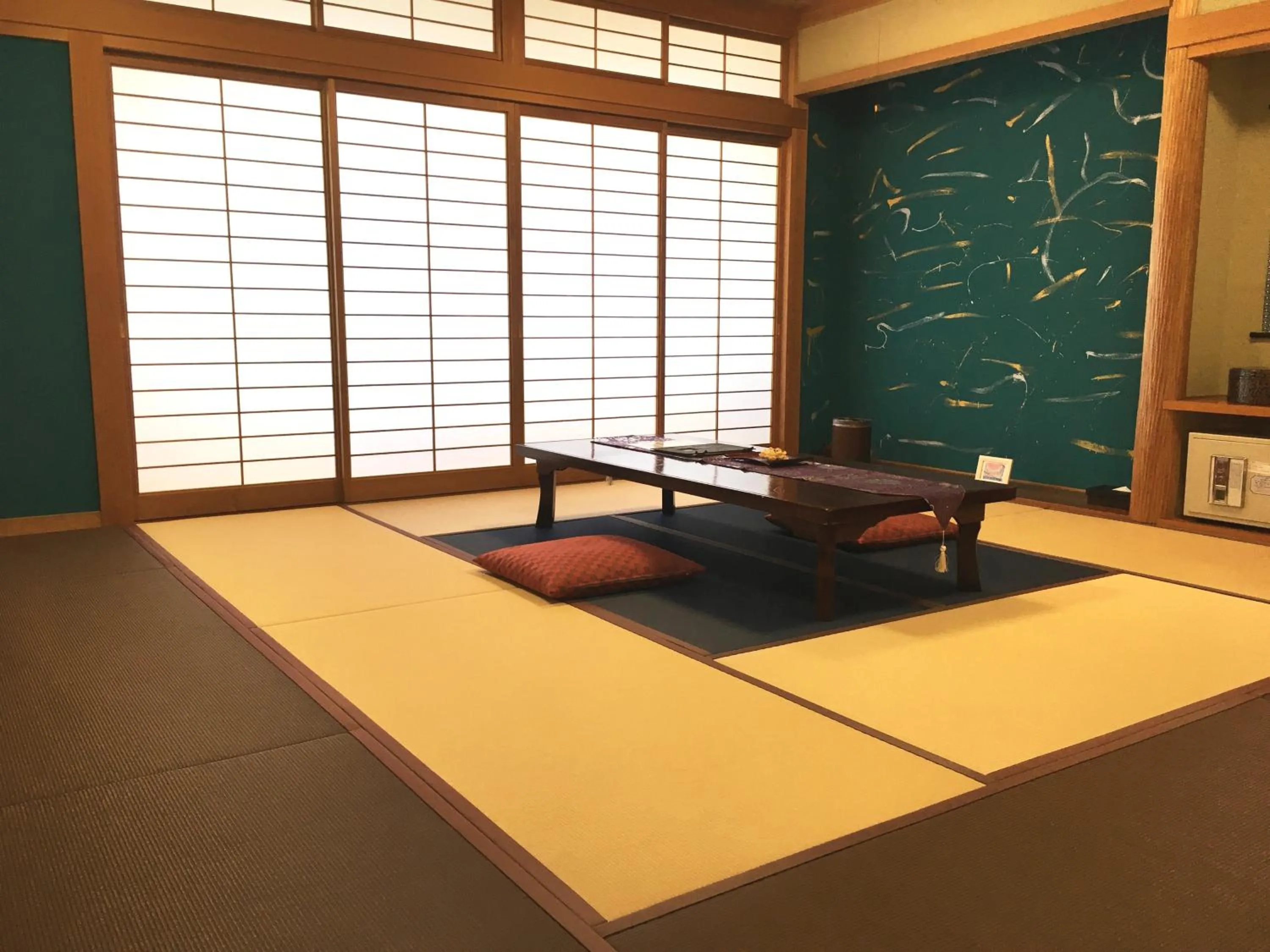 Photo of the whole room in Uminone