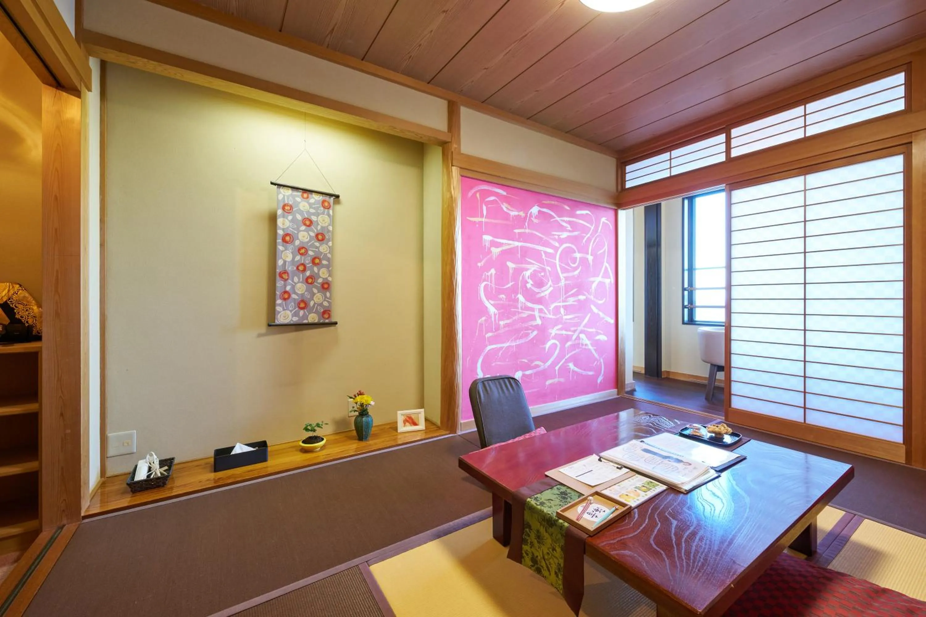 Photo of the whole room in Uminone