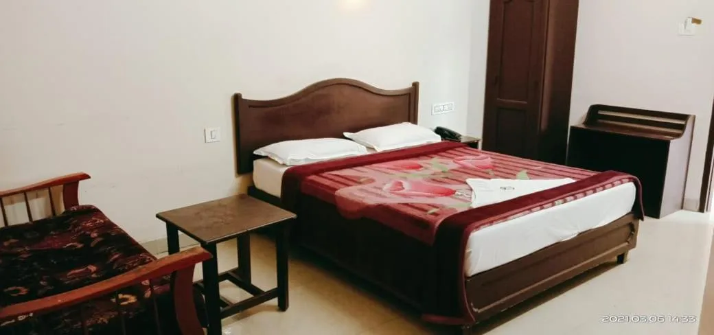 Photo of the whole room, Bed in Jays Inn