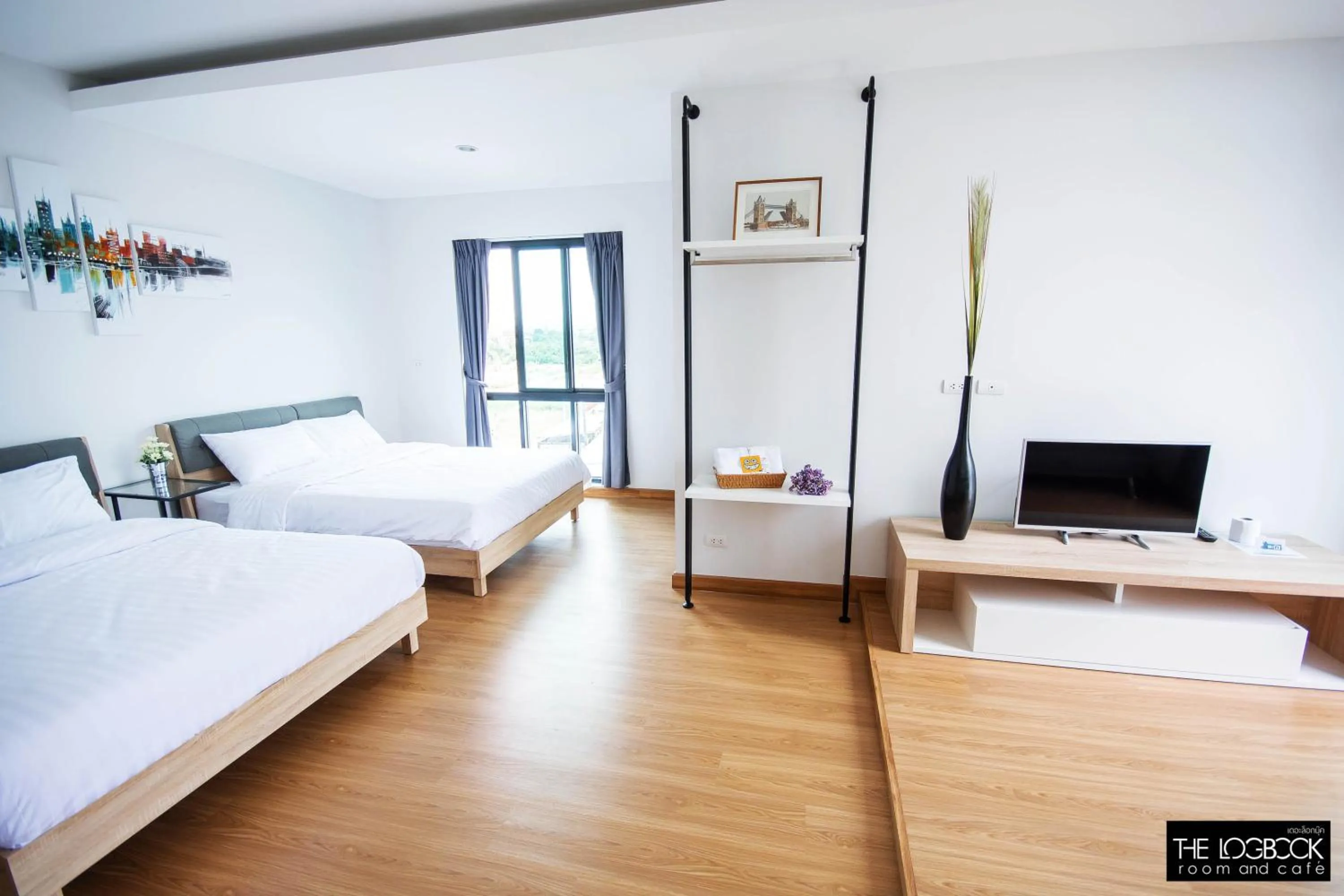 Living room, Bed in The LogBook Room and Cafe'