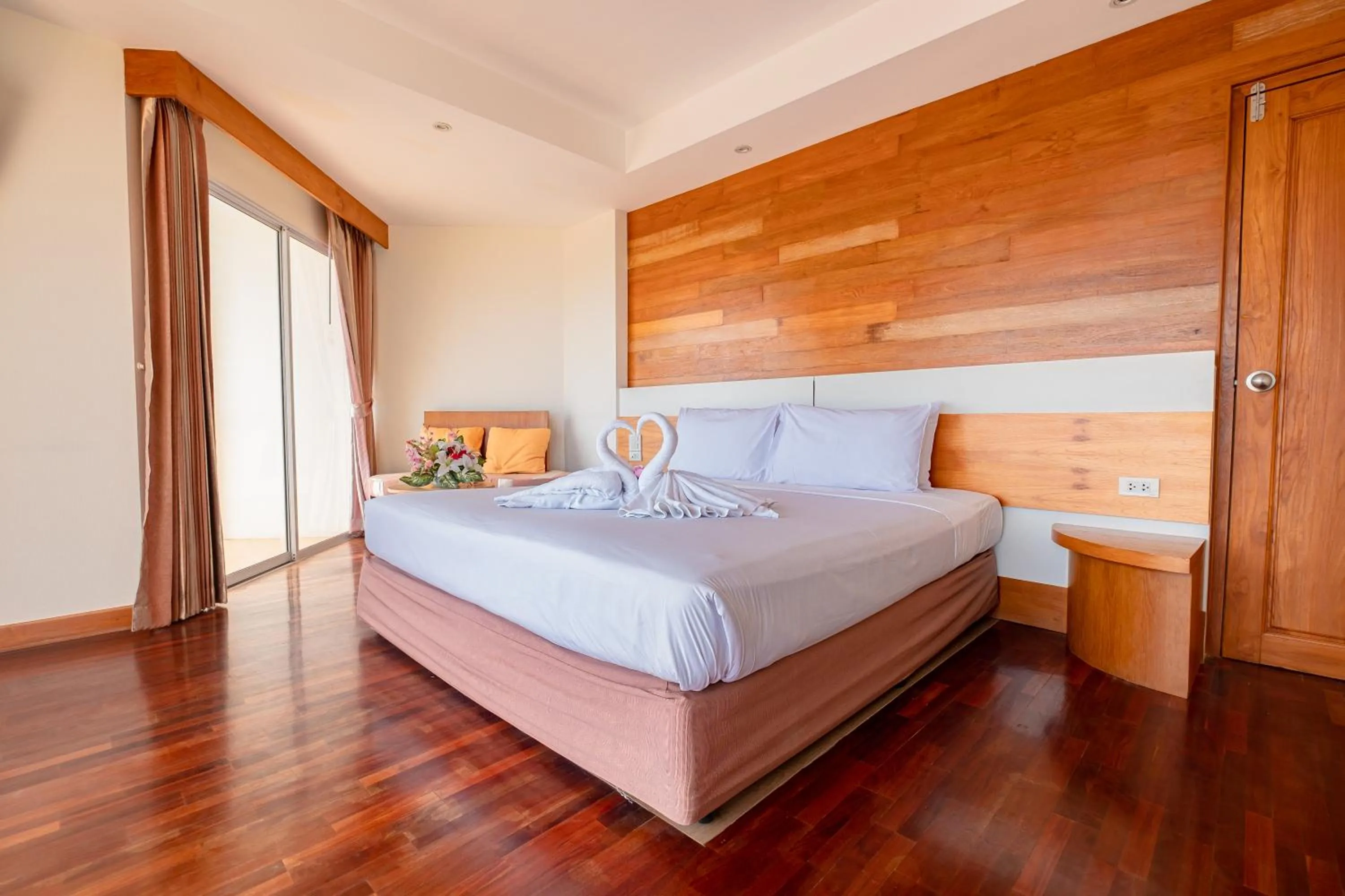 Bedroom, Bed in Welcome Jomtien Beach Hotel
