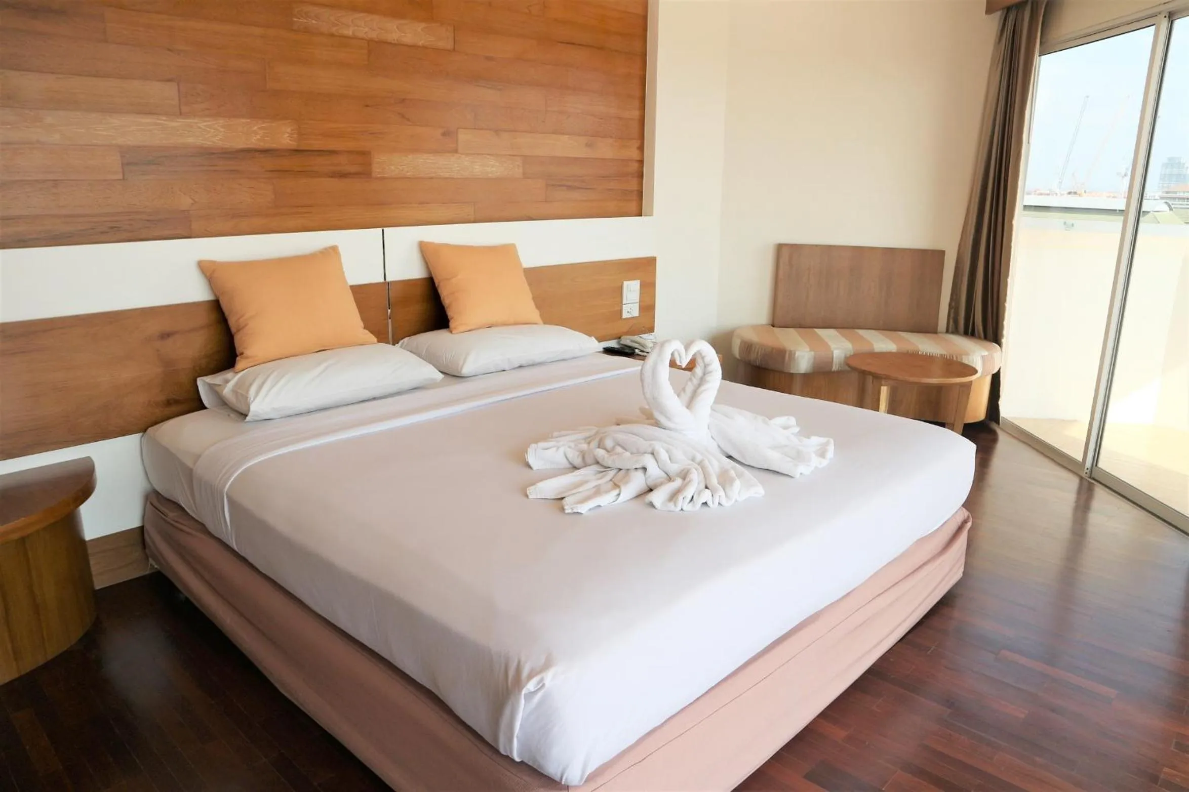 Bedroom, Bed in Welcome Jomtien Beach Hotel