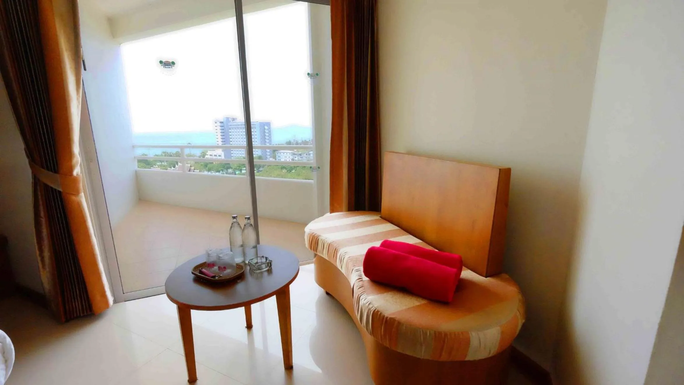 Bedroom, Bed in Welcome Jomtien Beach Hotel
