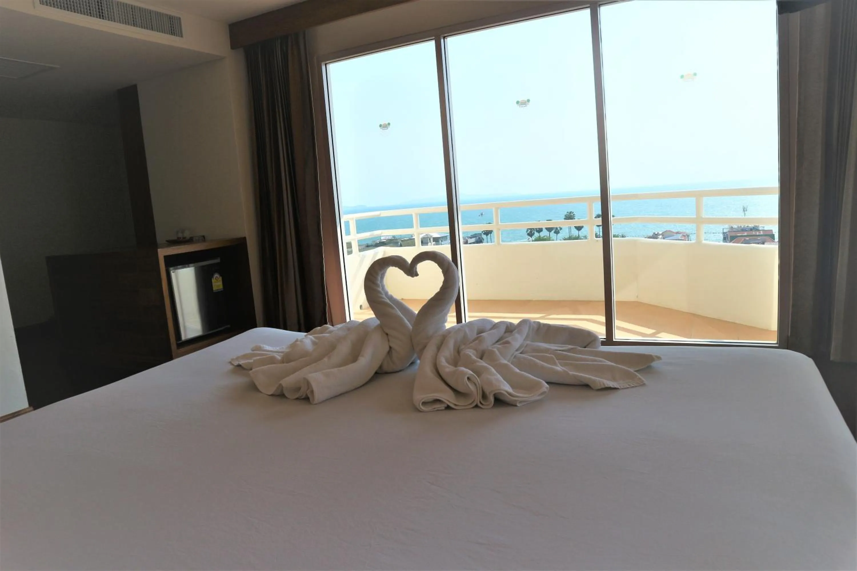 Bedroom, Bed in Welcome Jomtien Beach Hotel