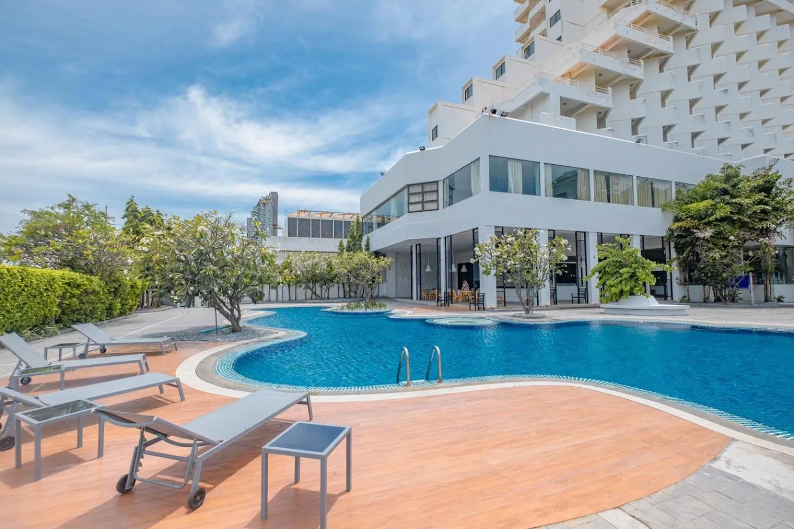 Swimming pool in Welcome Jomtien Beach Hotel