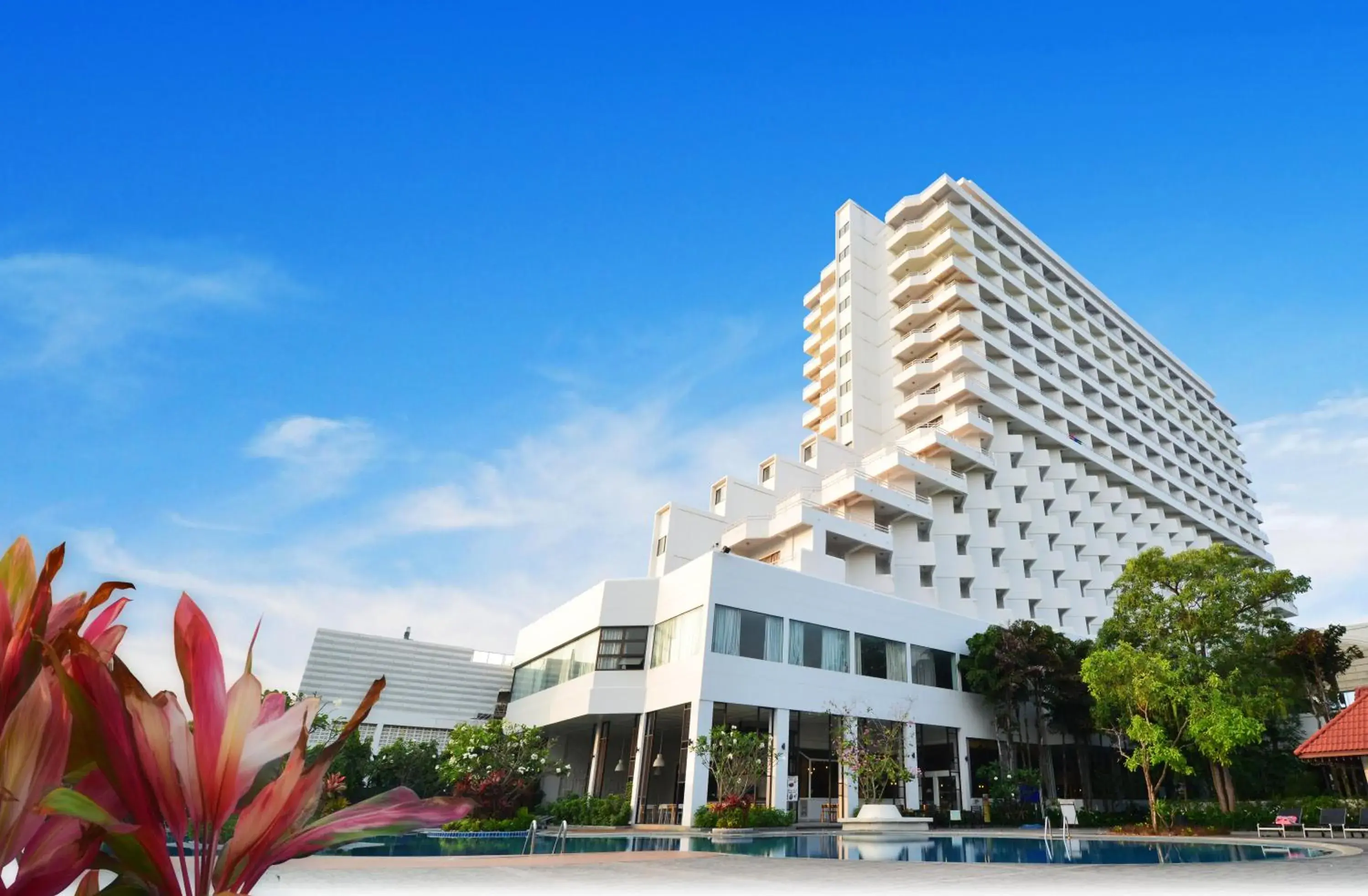 Property building in Welcome Jomtien Beach Hotel Property building in Welcome Jomtien Beach Hotel
