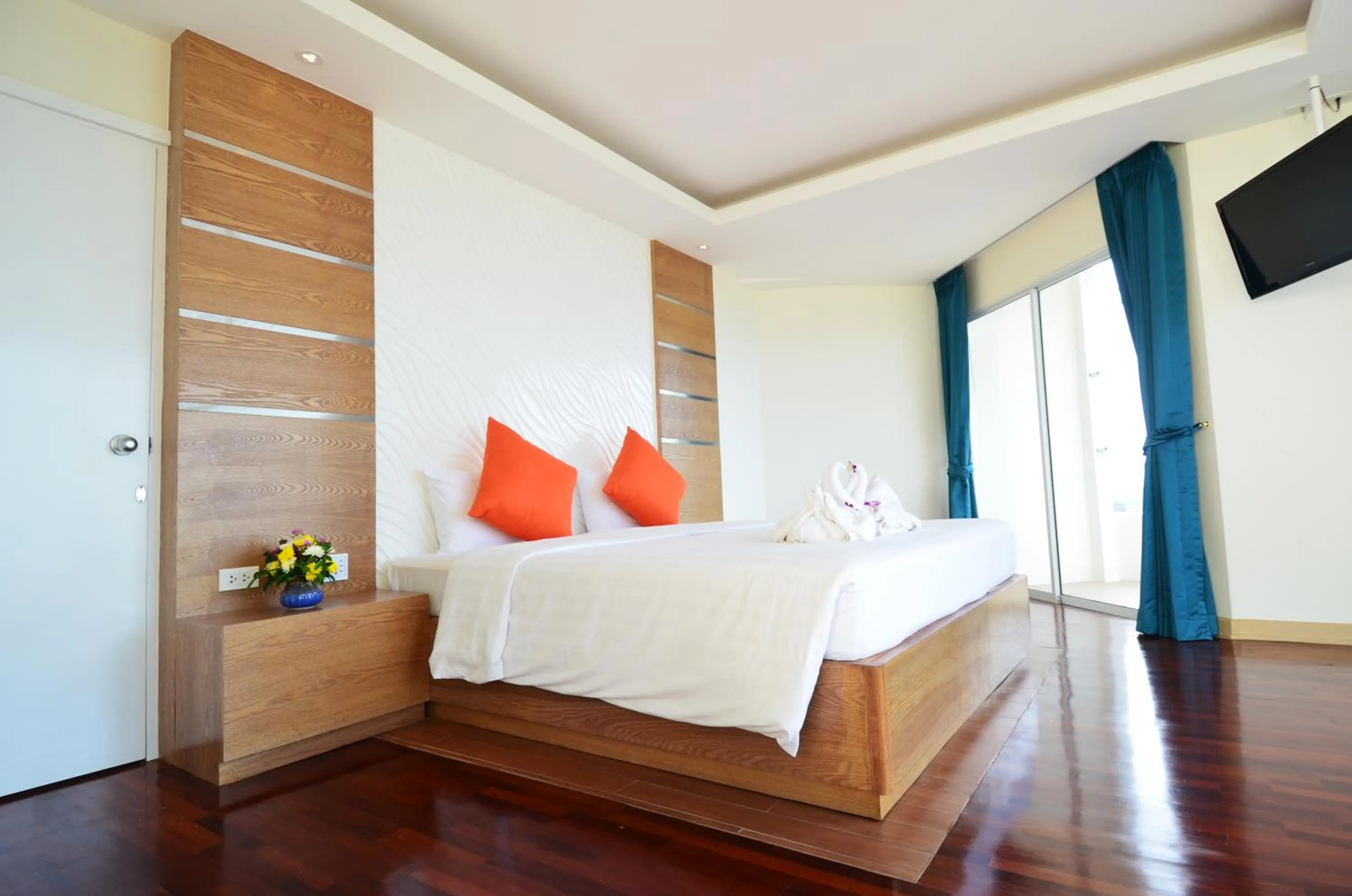 Bedroom, Bed in Welcome Jomtien Beach Hotel
