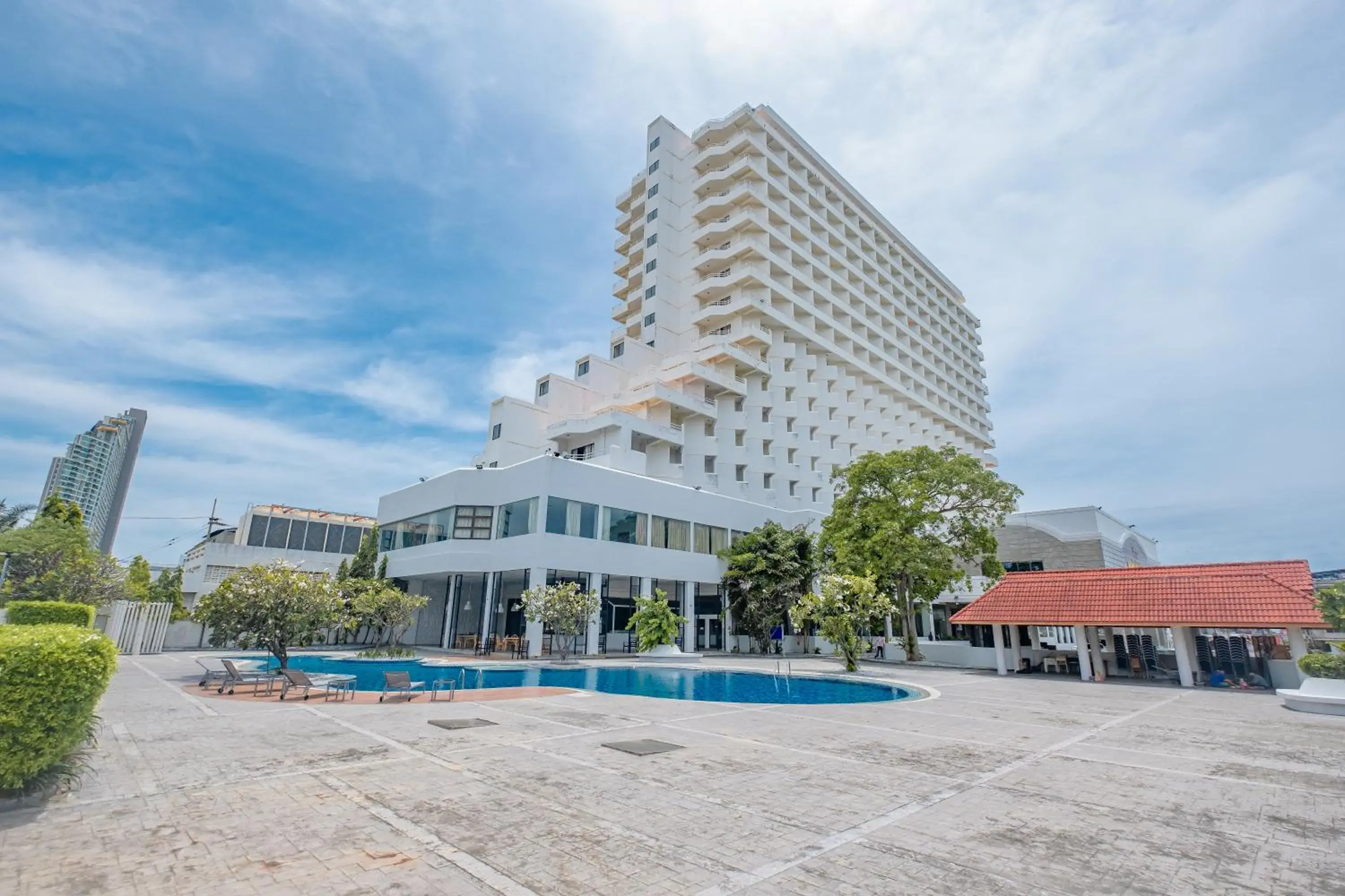Property building in Welcome Jomtien Beach Hotel Property building in Welcome Jomtien Beach Hotel