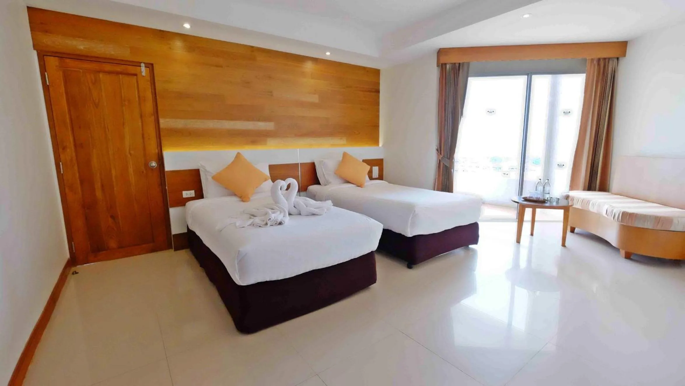 Bedroom, Bed in Welcome Jomtien Beach Hotel