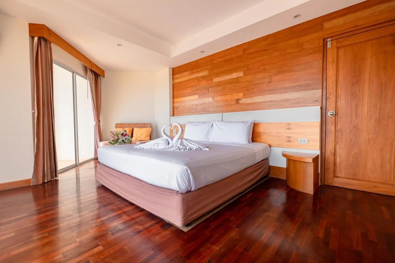 Bedroom, Bed in Welcome Jomtien Beach Hotel